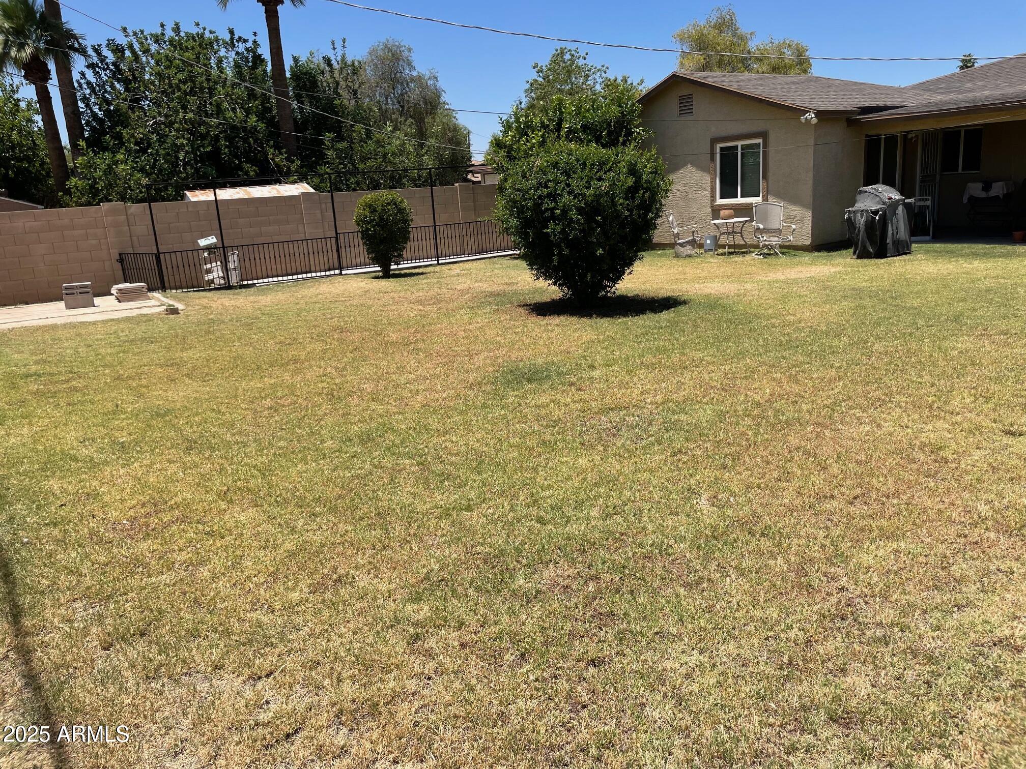 2027 W MEDLOCK Drive W