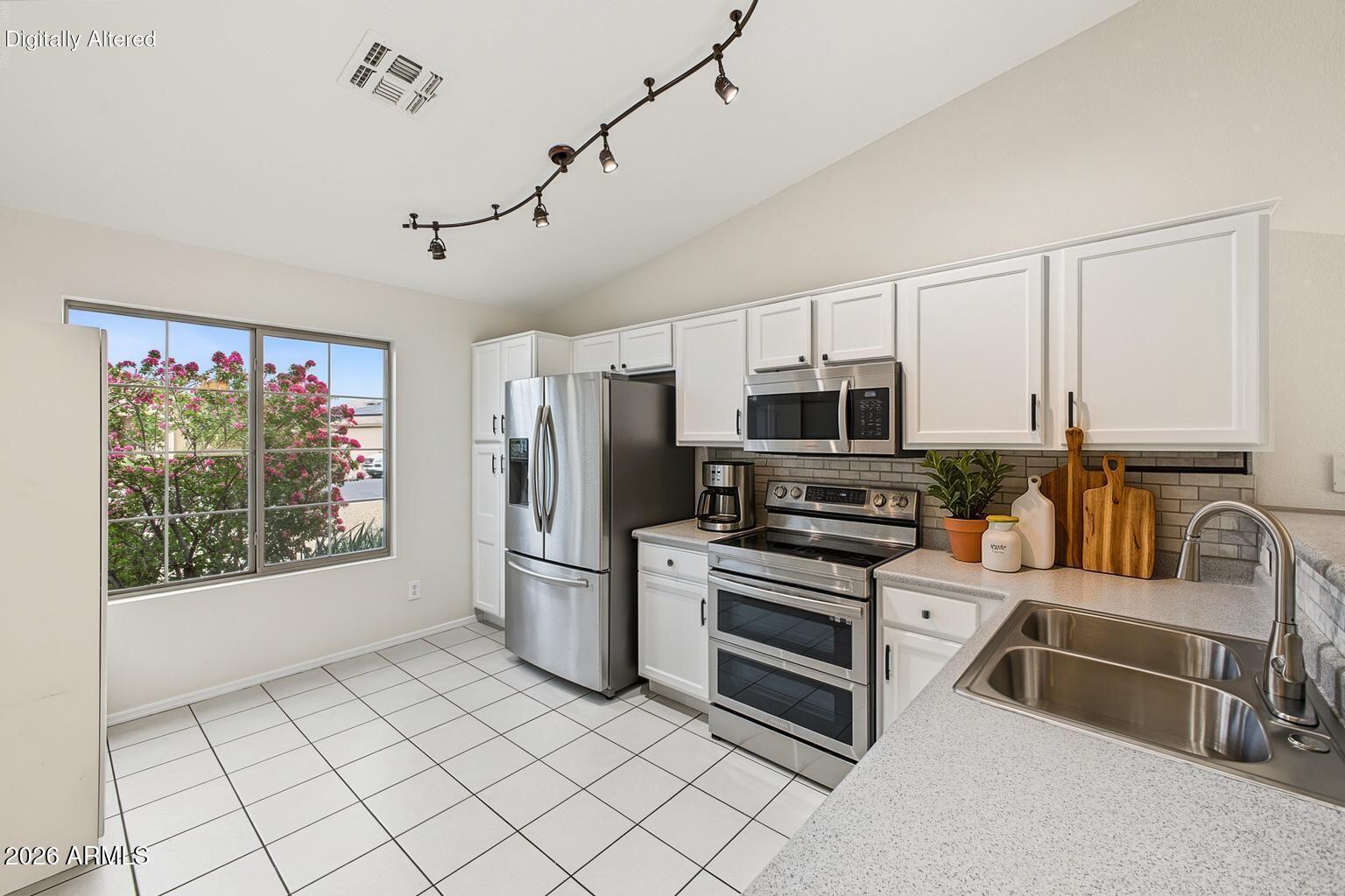 1713 E DESERT Lane