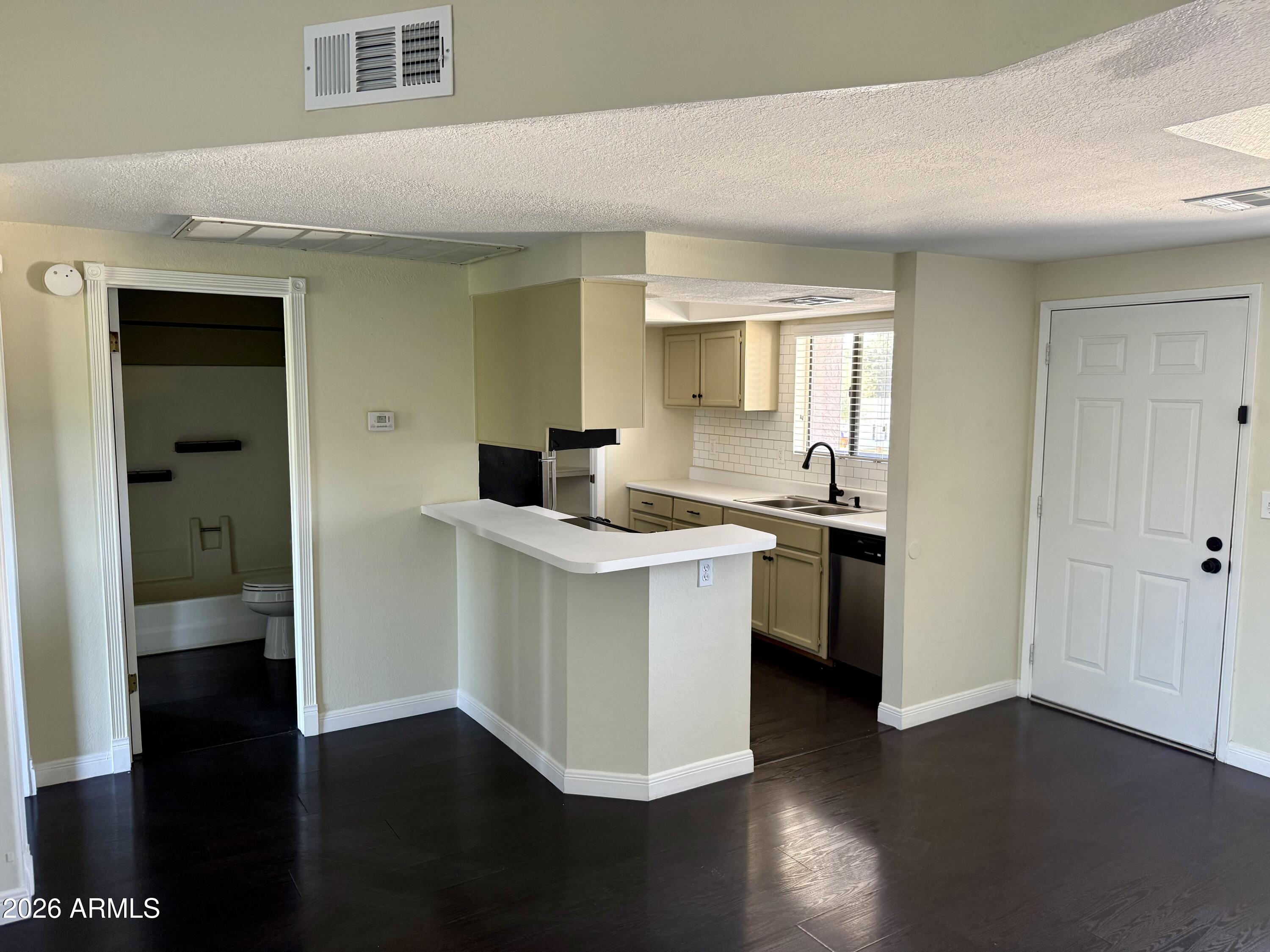 1352 E HIGHLAND Avenue 202