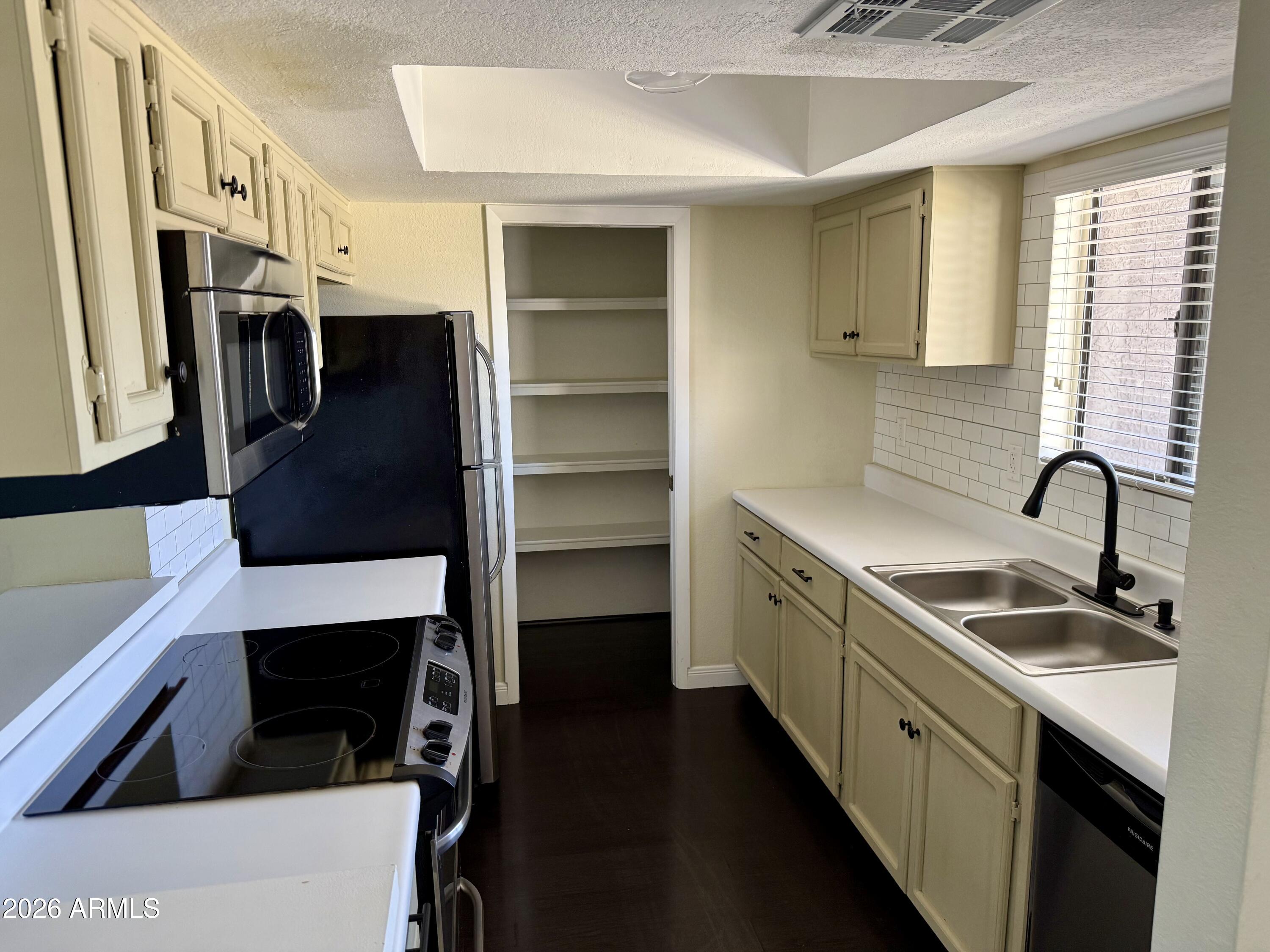 1352 E HIGHLAND Avenue 202