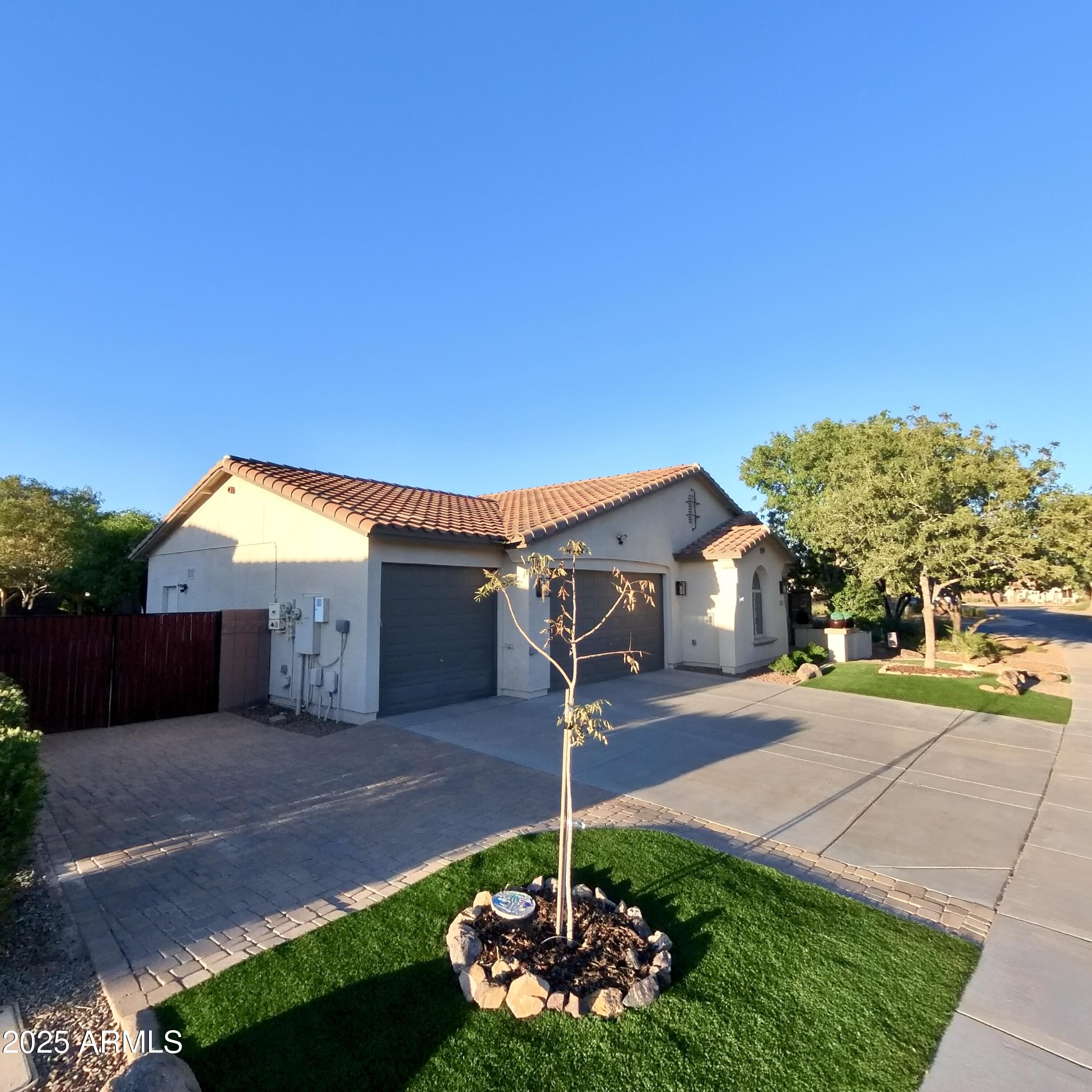 1140 W DOVE TREE Avenue