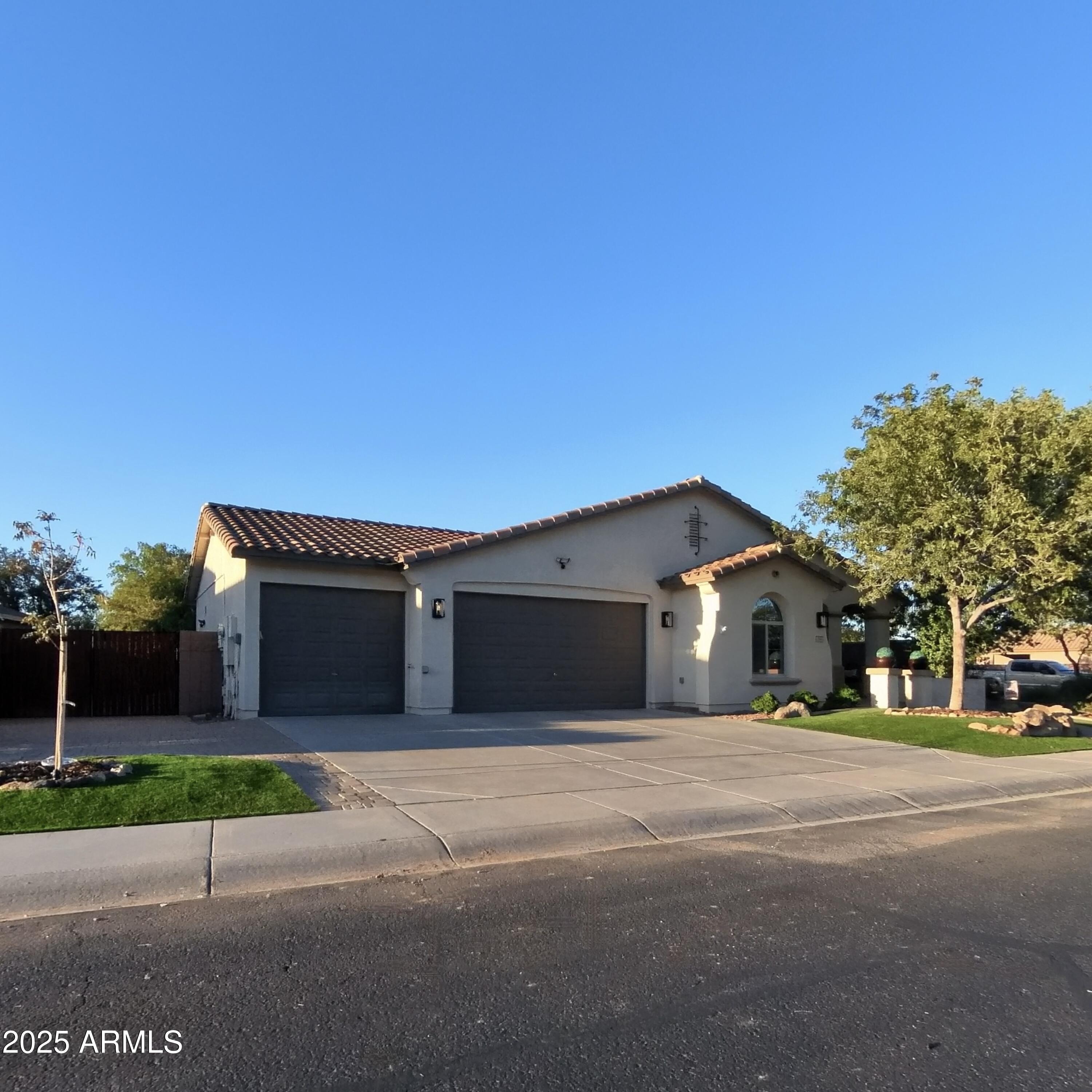 1140 W DOVE TREE Avenue