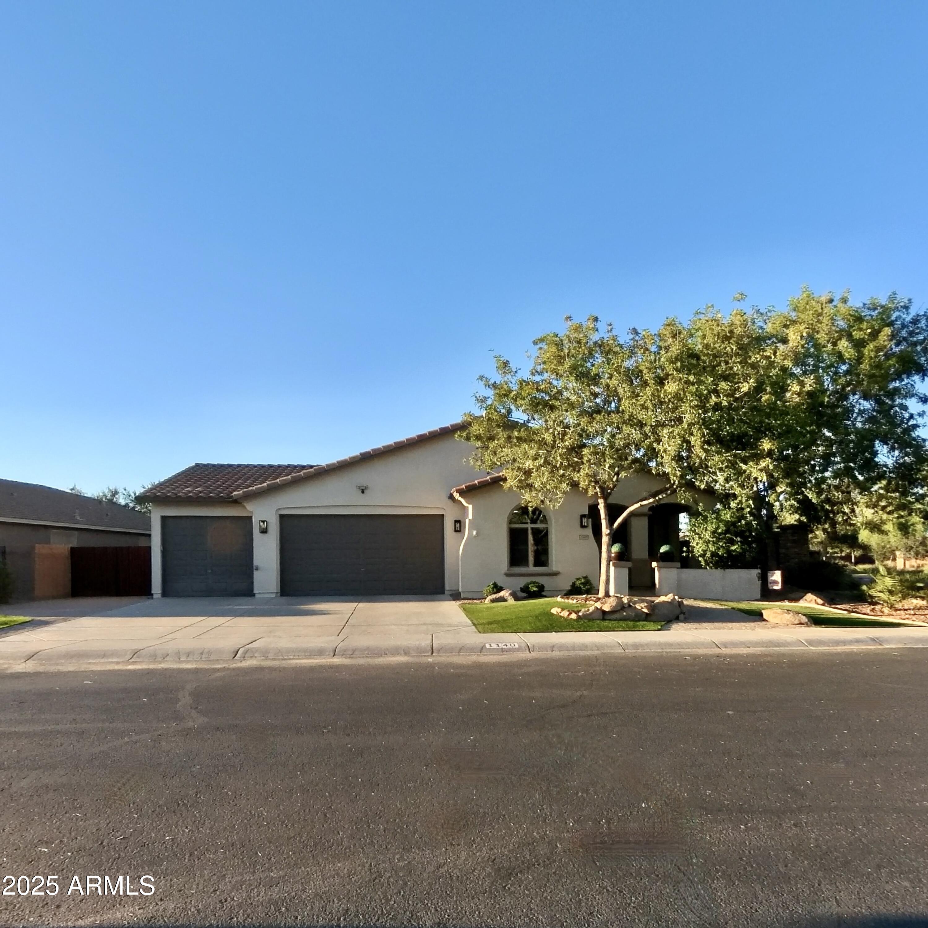1140 W DOVE TREE Avenue