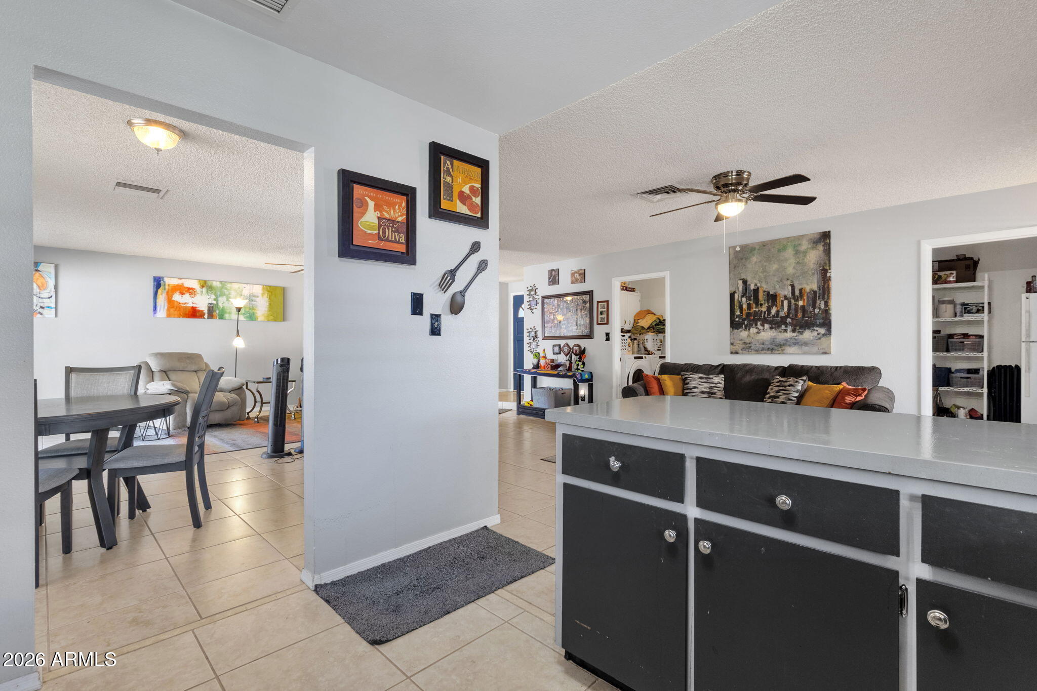 2124 E COLGATE Drive