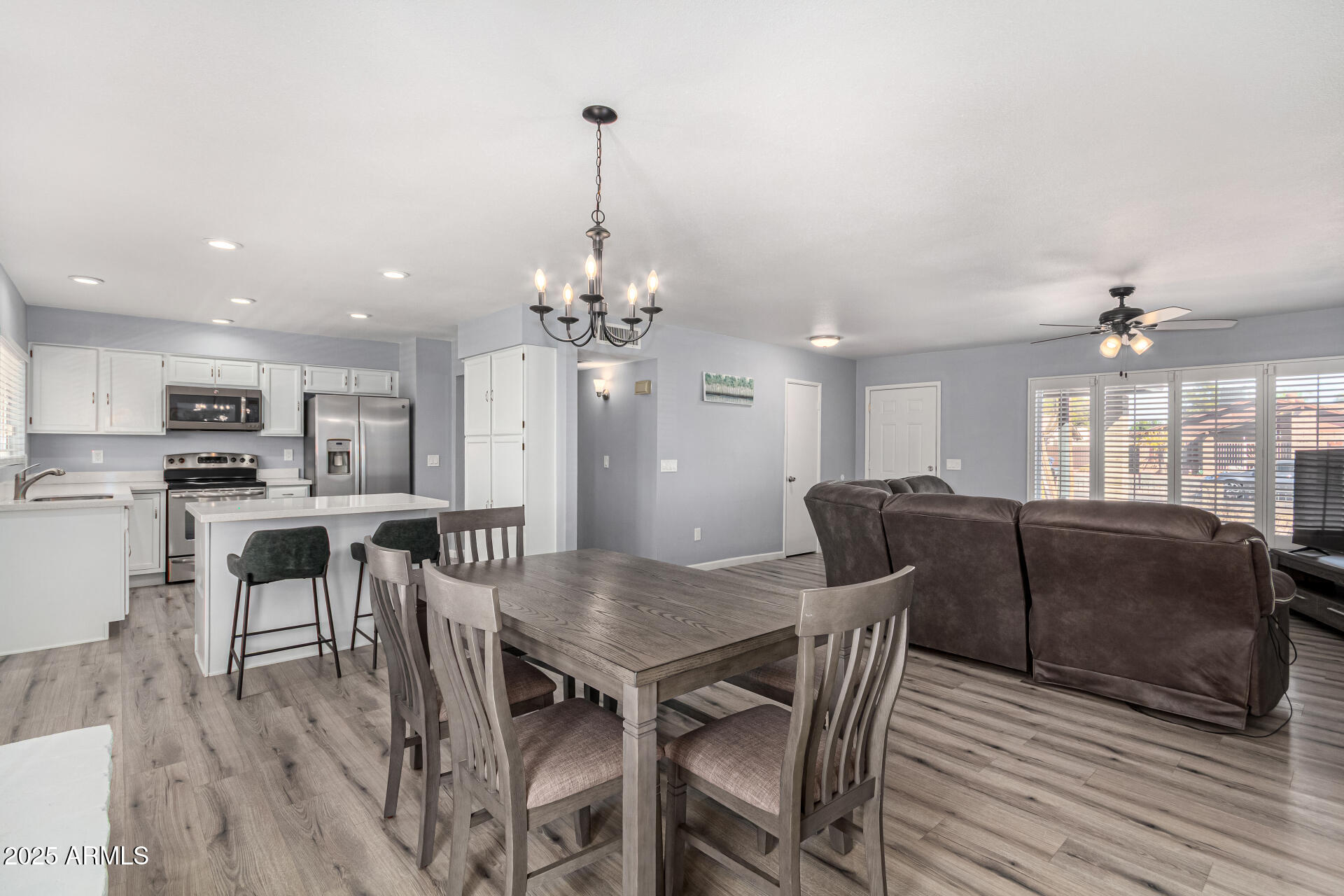 951 W LA JOLLA Drive