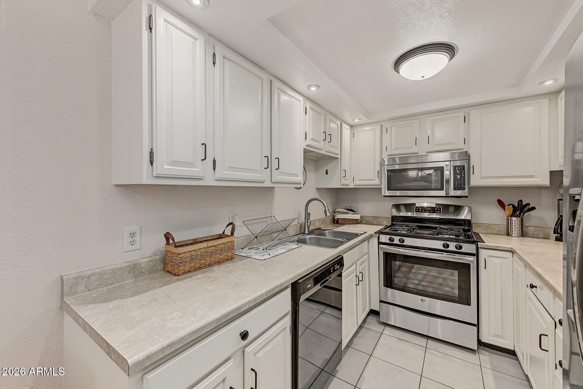 889 E LANCASTER Circle