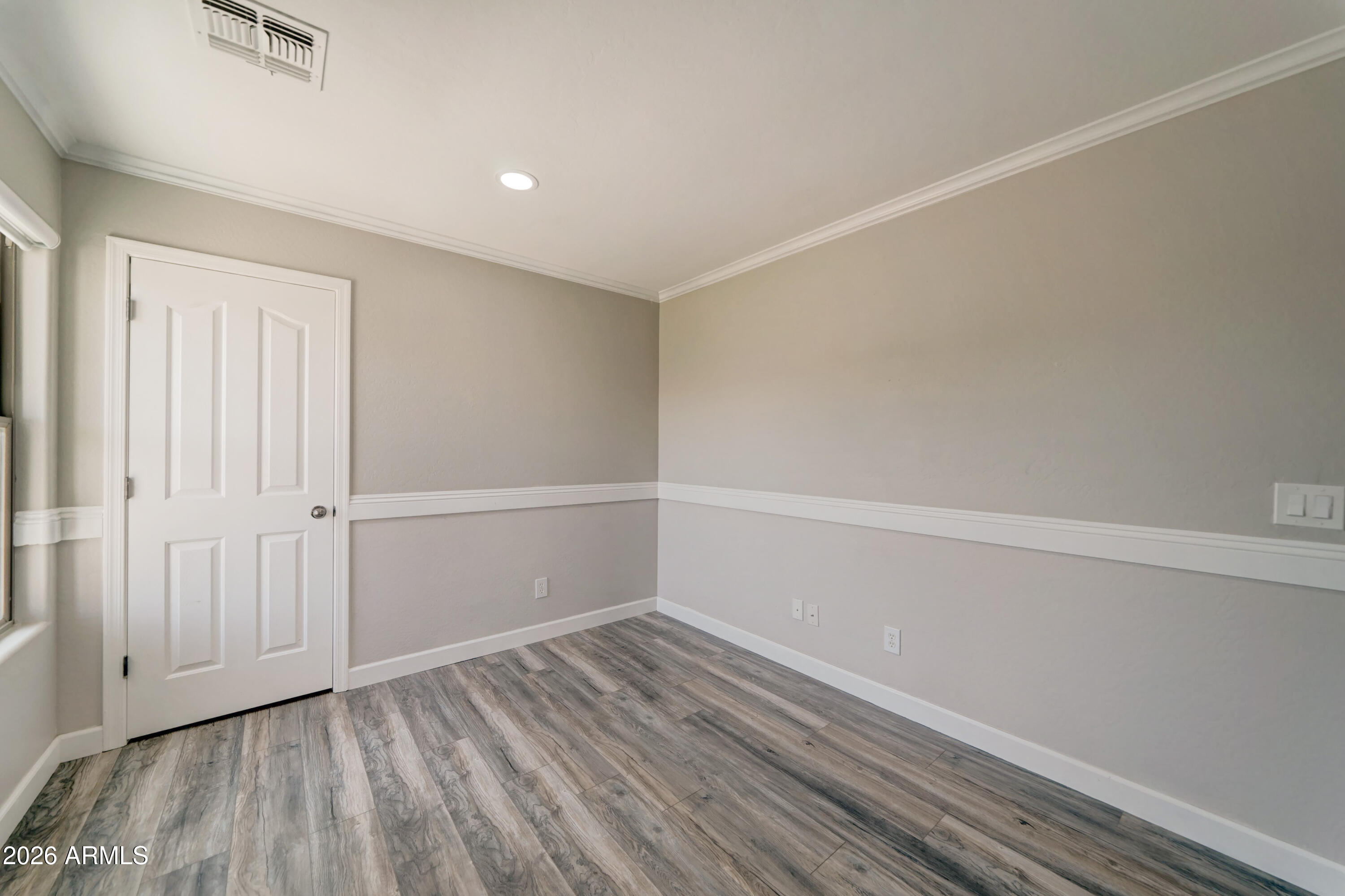 928 W DESERT HILLS Drive