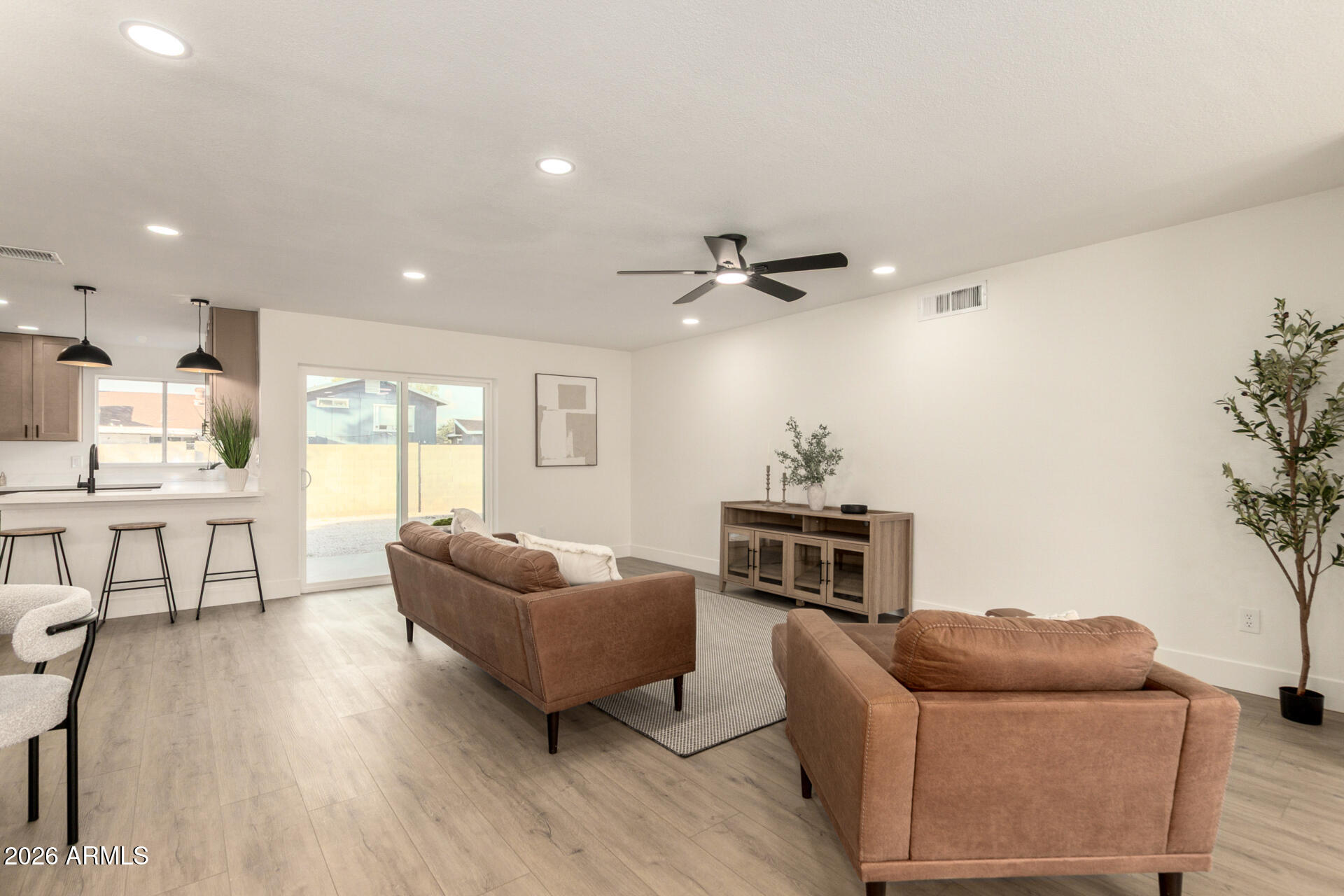 526 W PANTERA Avenue