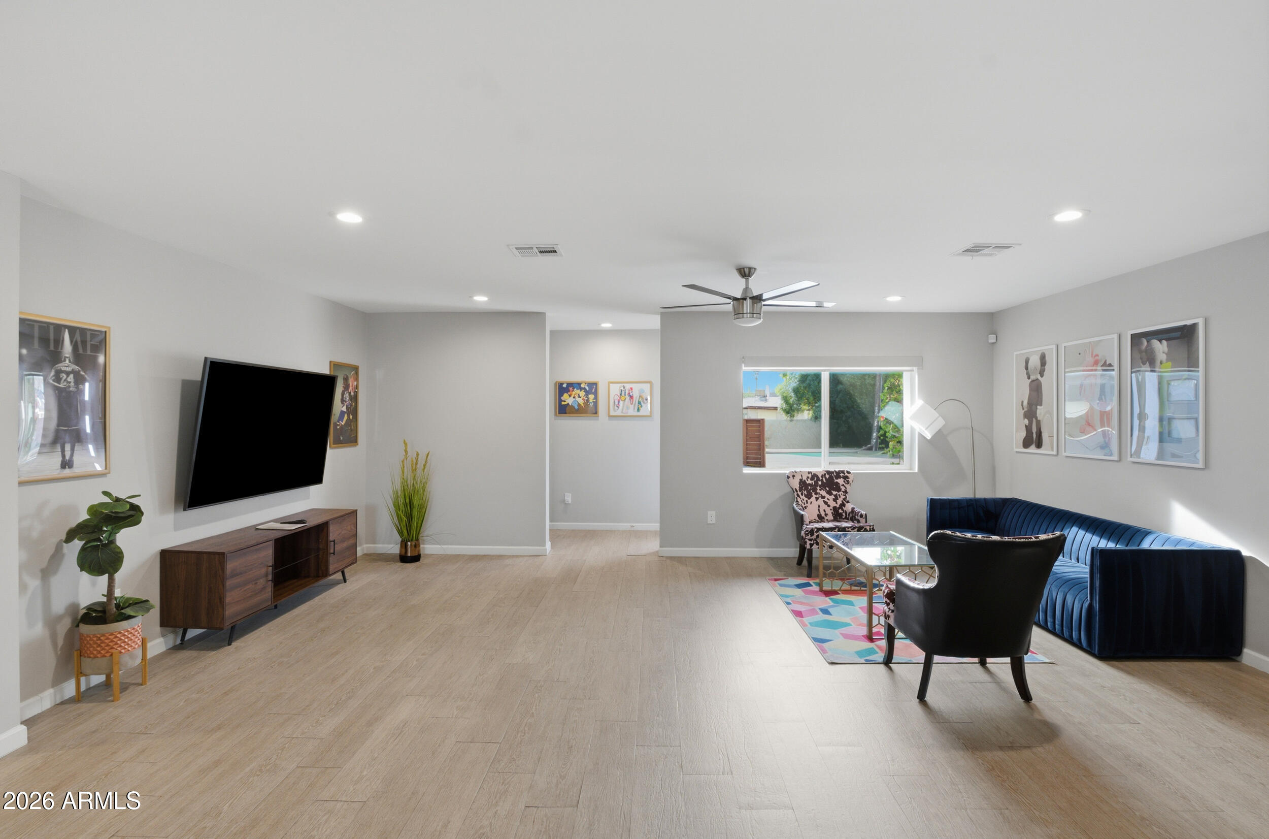 1134 E COLTER Street