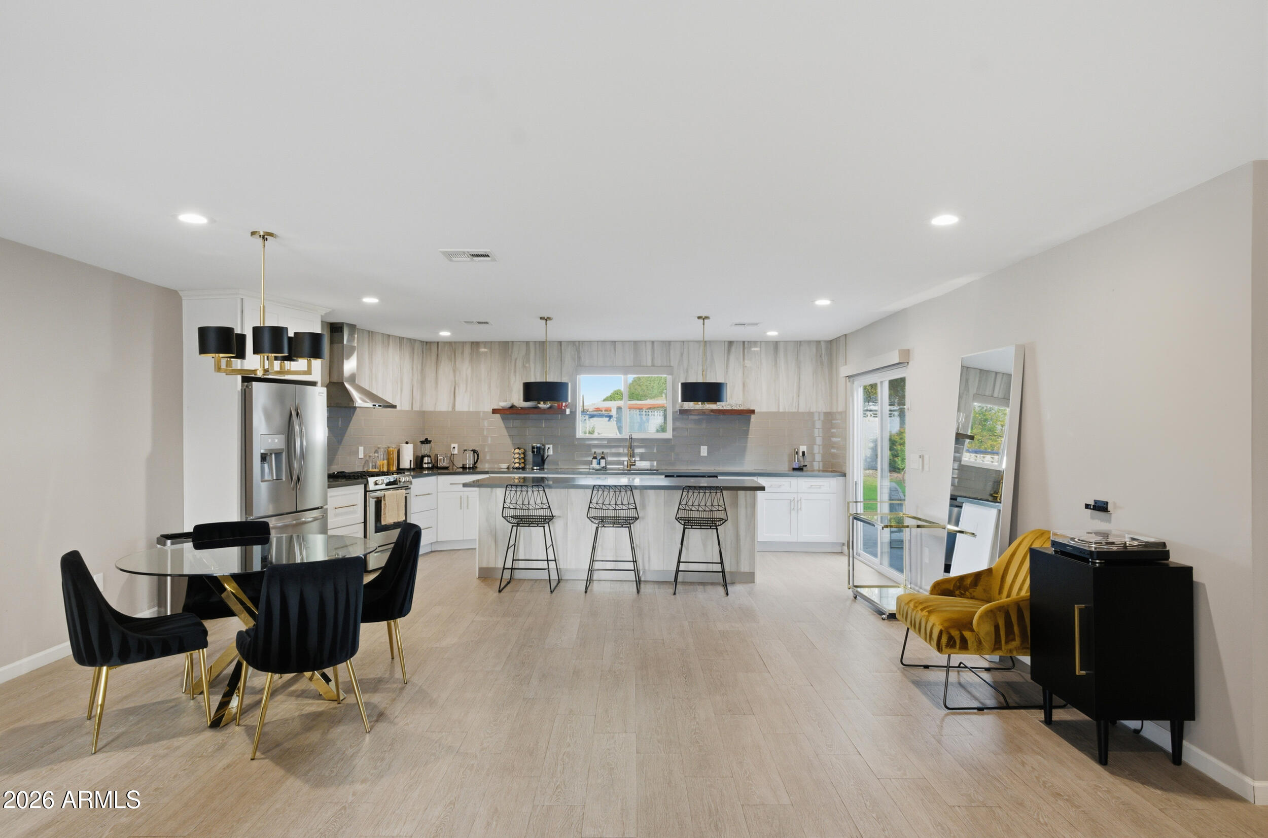 1134 E COLTER Street