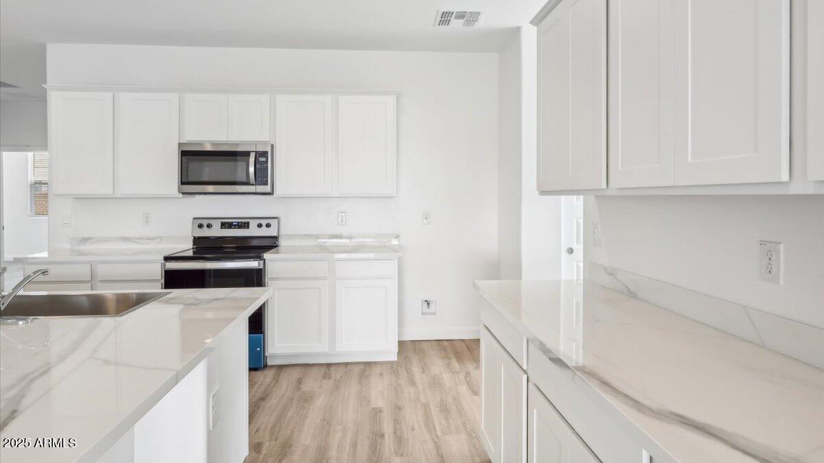 1530 E GLAZIER Drive E