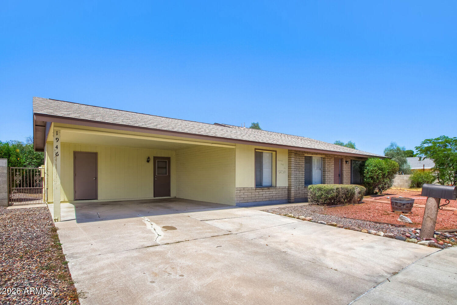 1946 W KERRY Lane