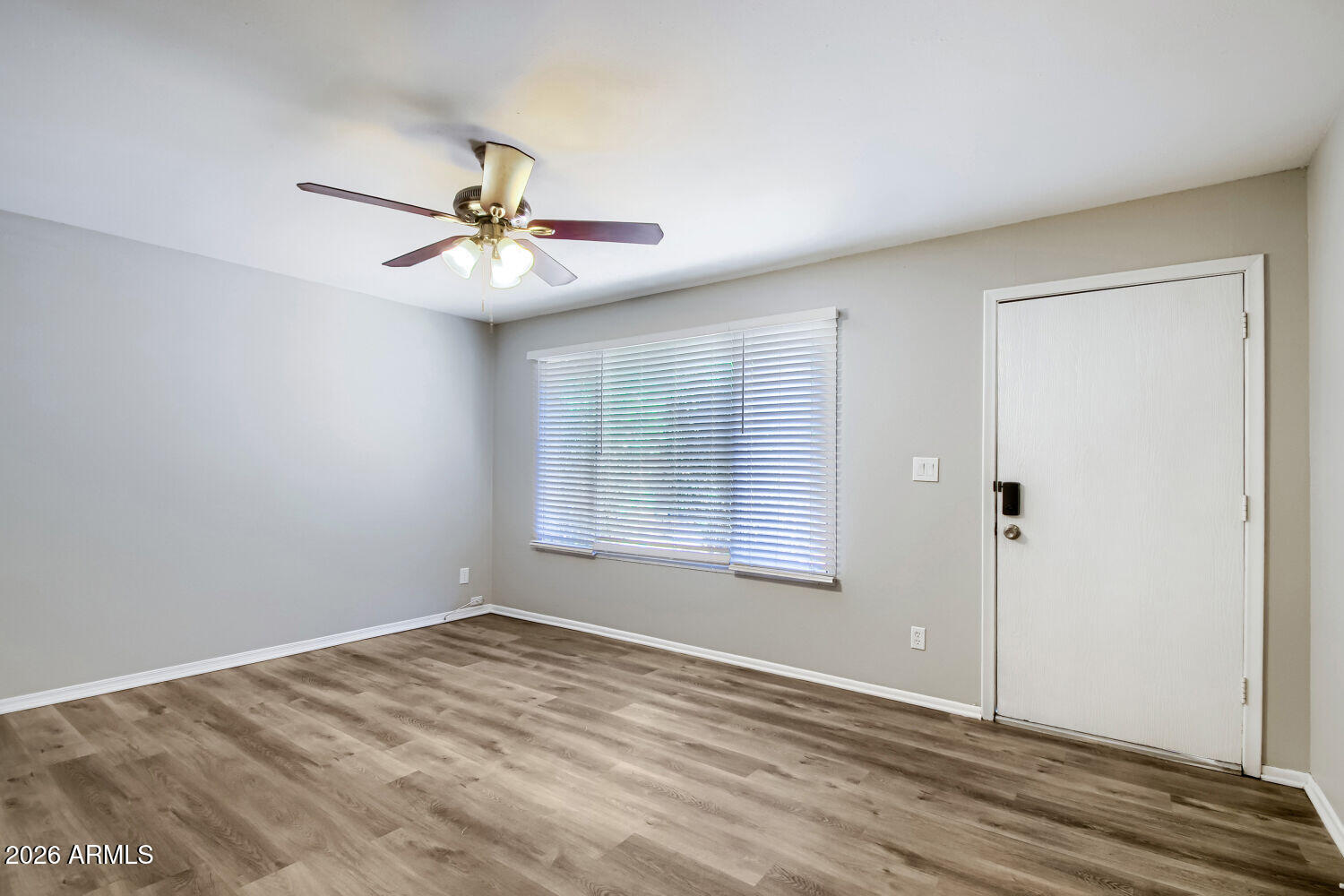 1946 W KERRY Lane