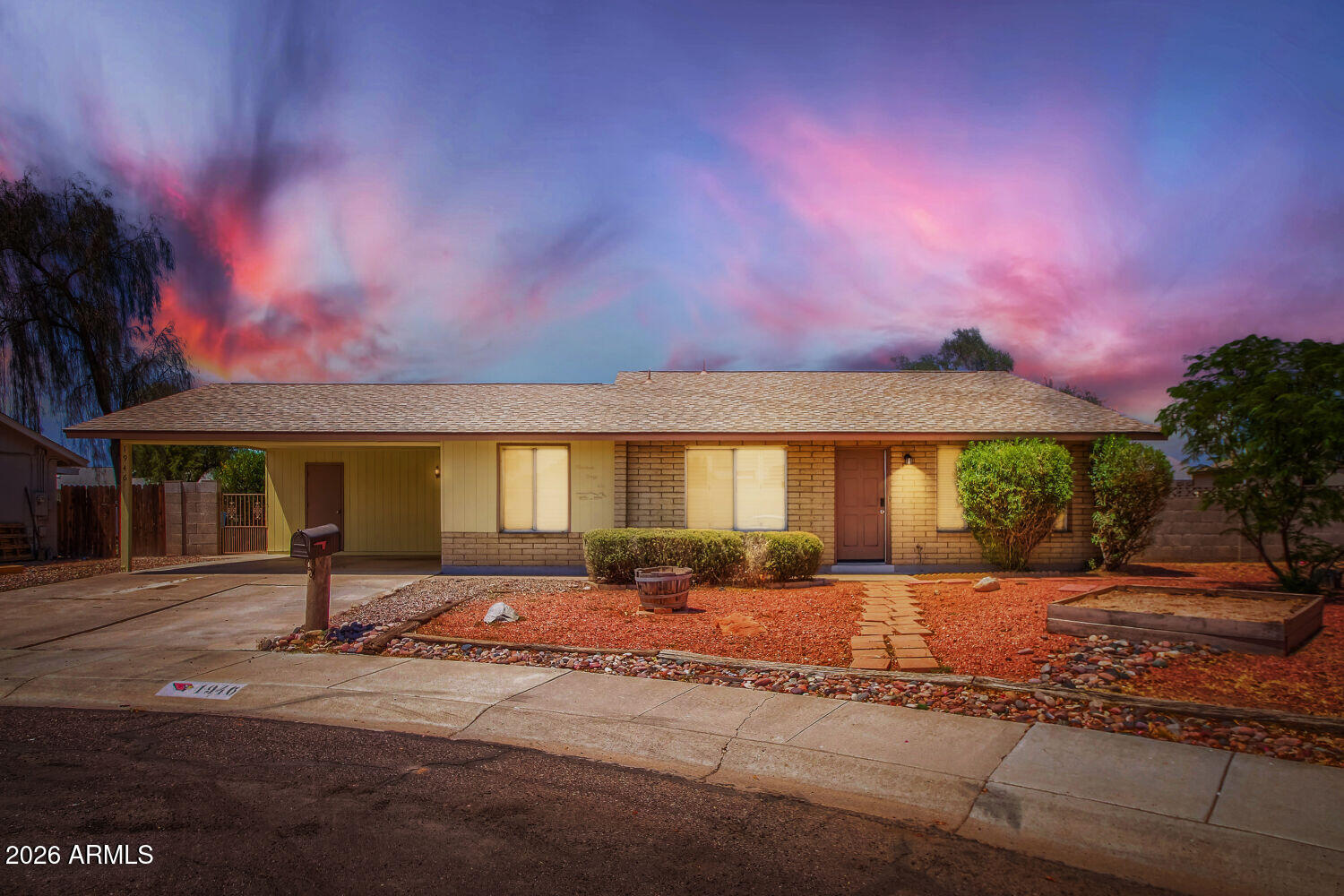 1946 W KERRY Lane