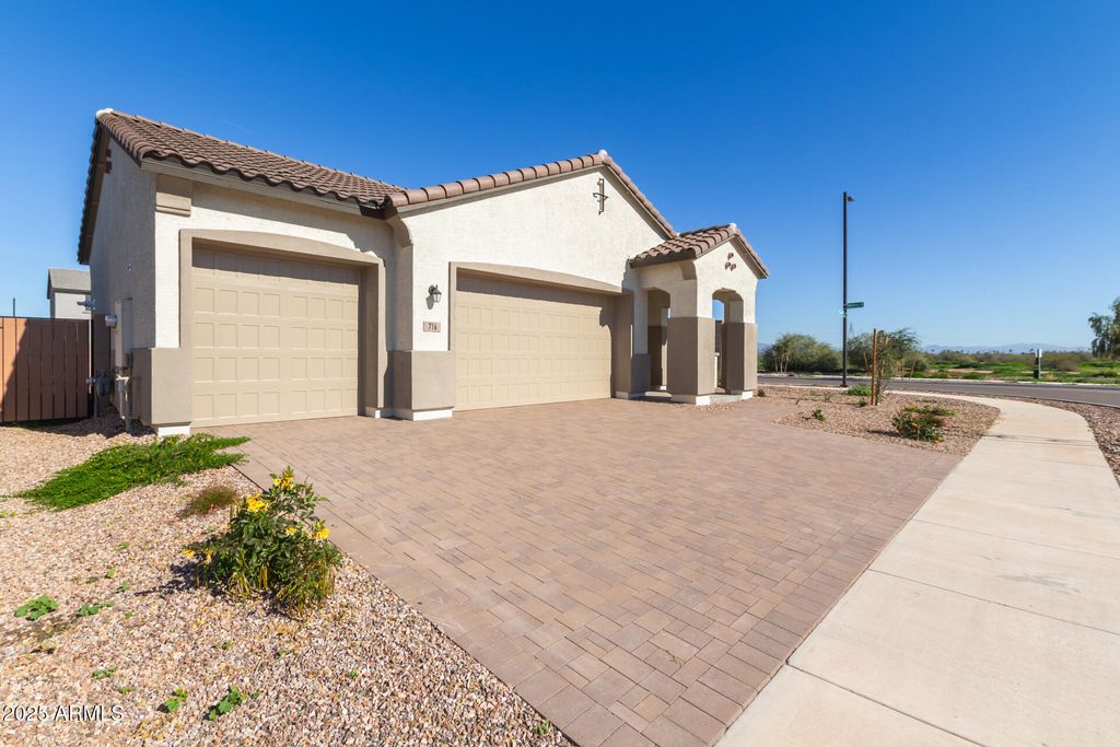 Photo of 716 W Kingbird Drive, Queen Creek, AZ 85140 (MLS # 6957634)