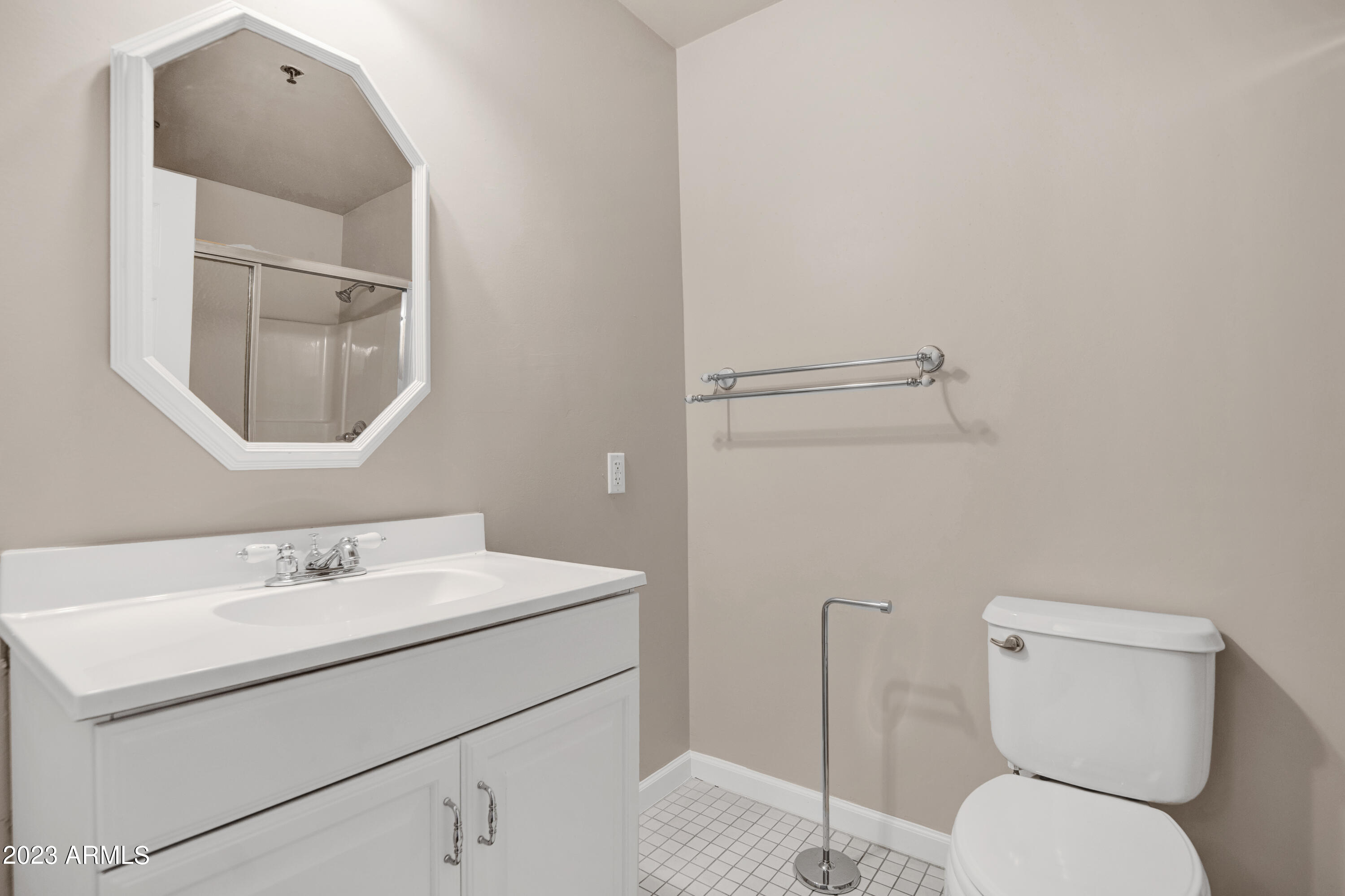 5753 W GLENDALE Avenue 206