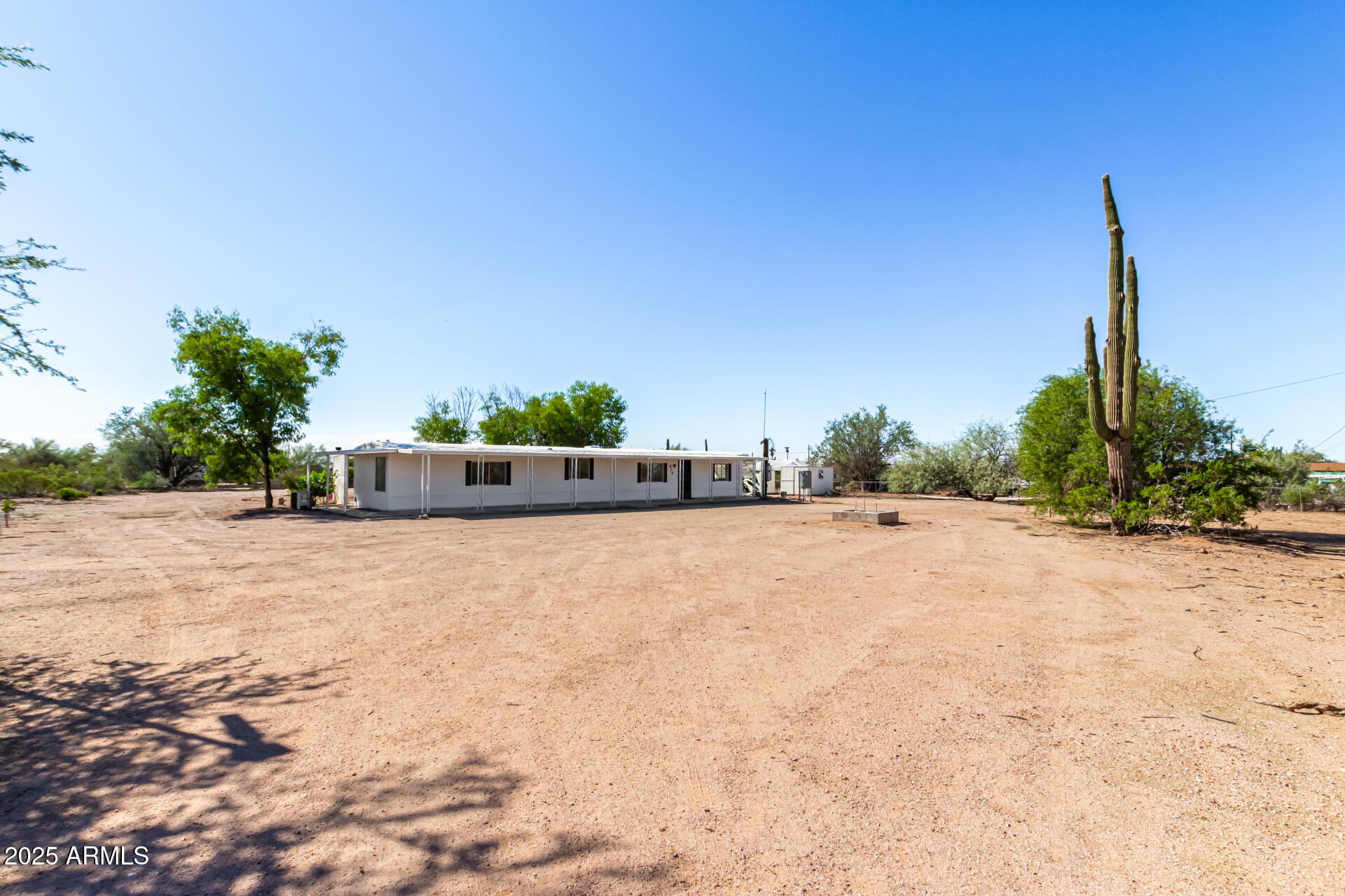 875 W Smoketree Street