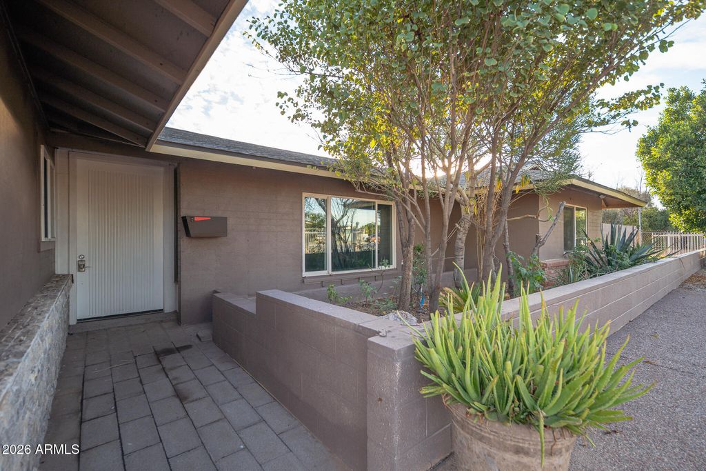 Photo of 4901 W Greenway Road, Glendale, AZ 85306 (MLS # 6968741)