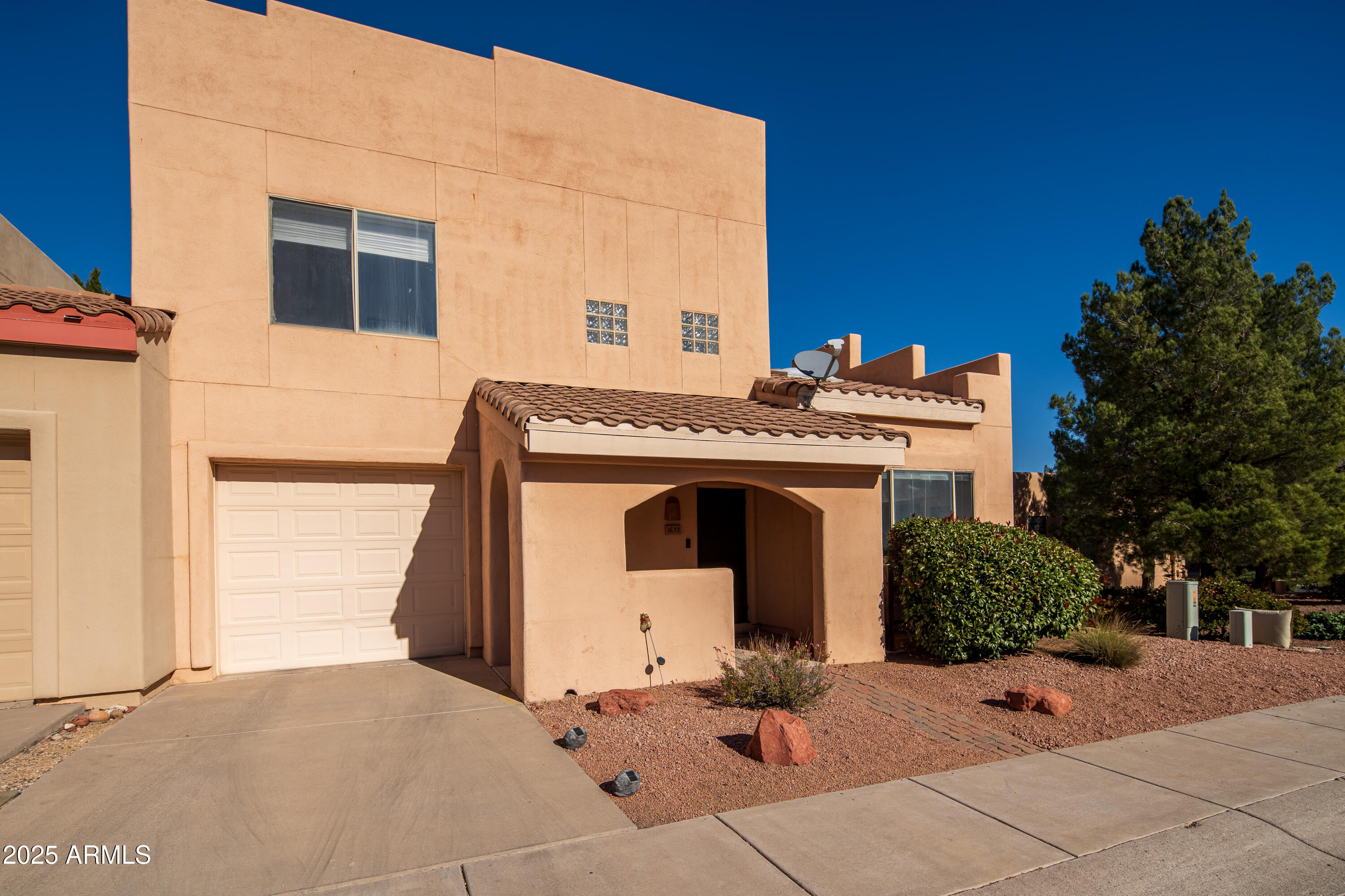 1672 E Parado Del Sol --