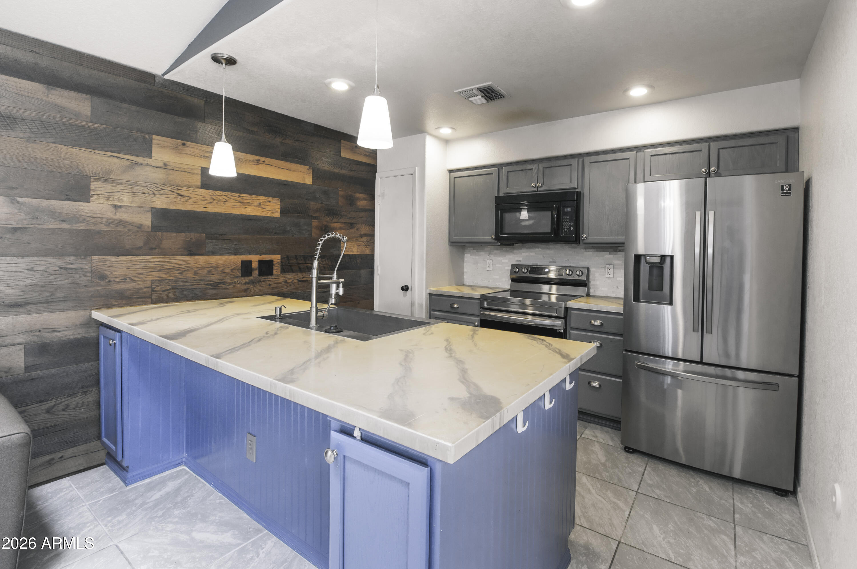 COUNTRY MEADOWS CONDOMINIUMS UNIT 3 AMD - Residential