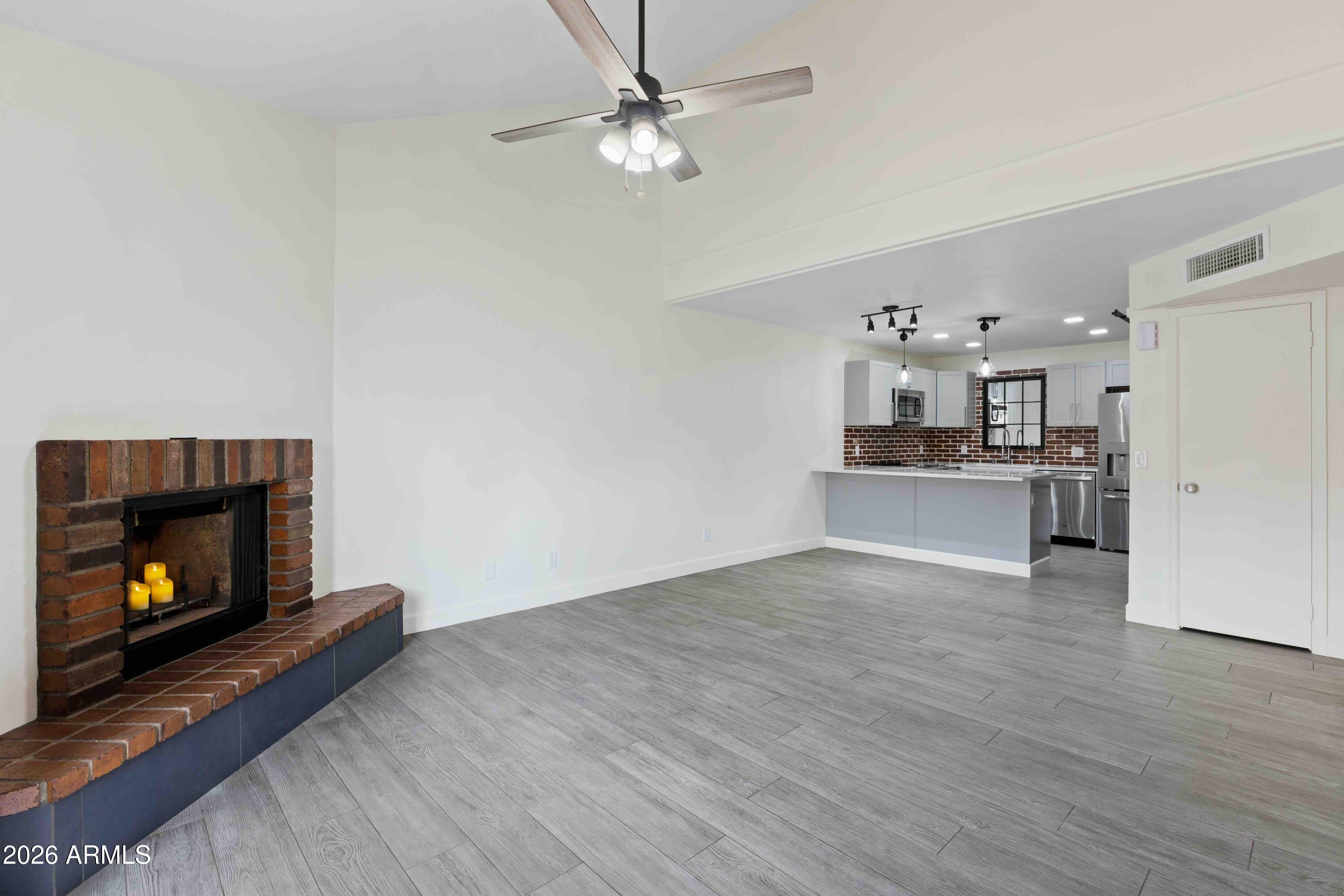 2118 E CENTER Lane 1