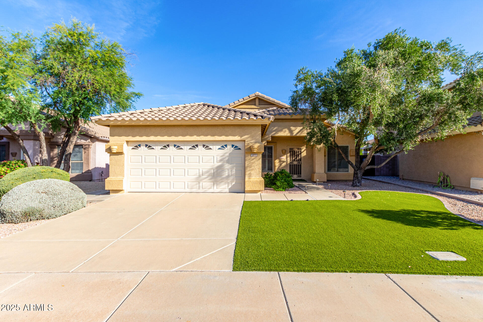 2432 E CIELO GRANDE Avenue