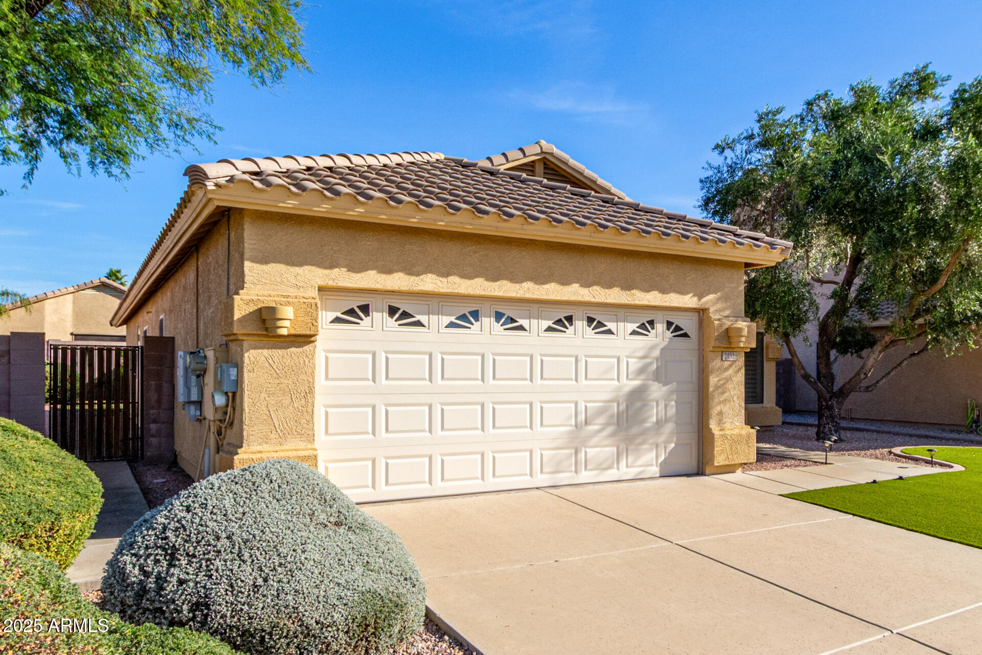 2432 E CIELO GRANDE Avenue