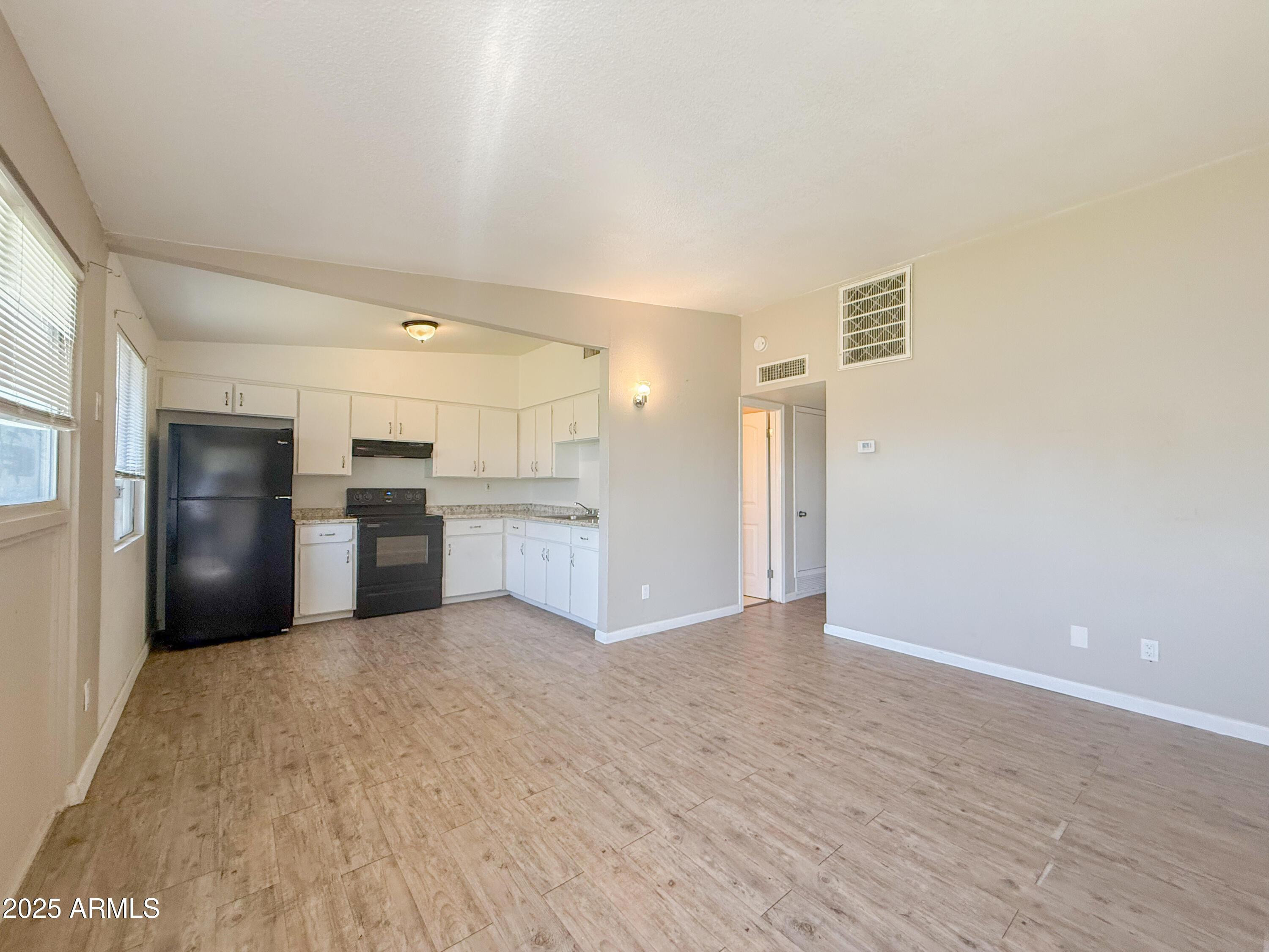 2123 W DEVONSHIRE Avenue 15