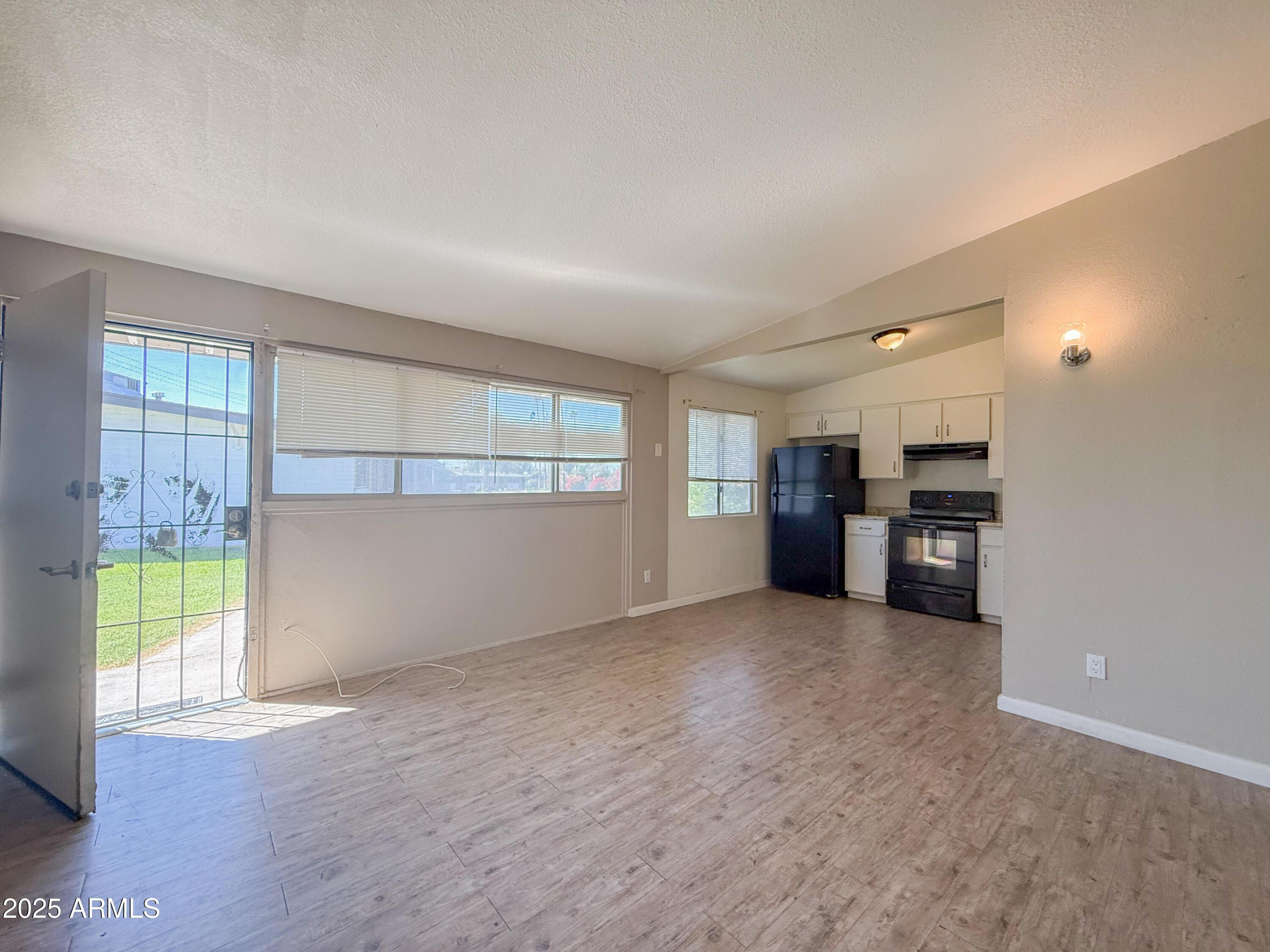 2123 W DEVONSHIRE Avenue 15