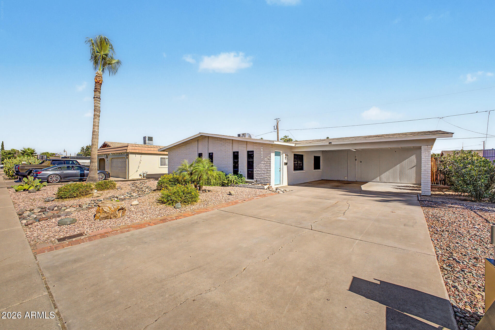 3217 E PERSHING Avenue