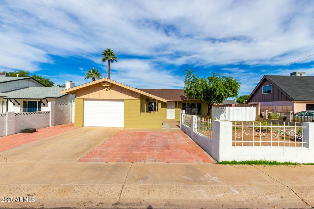 Photo of 4310 W Rose Lane, Glendale, AZ 85301 (MLS # 6946974)