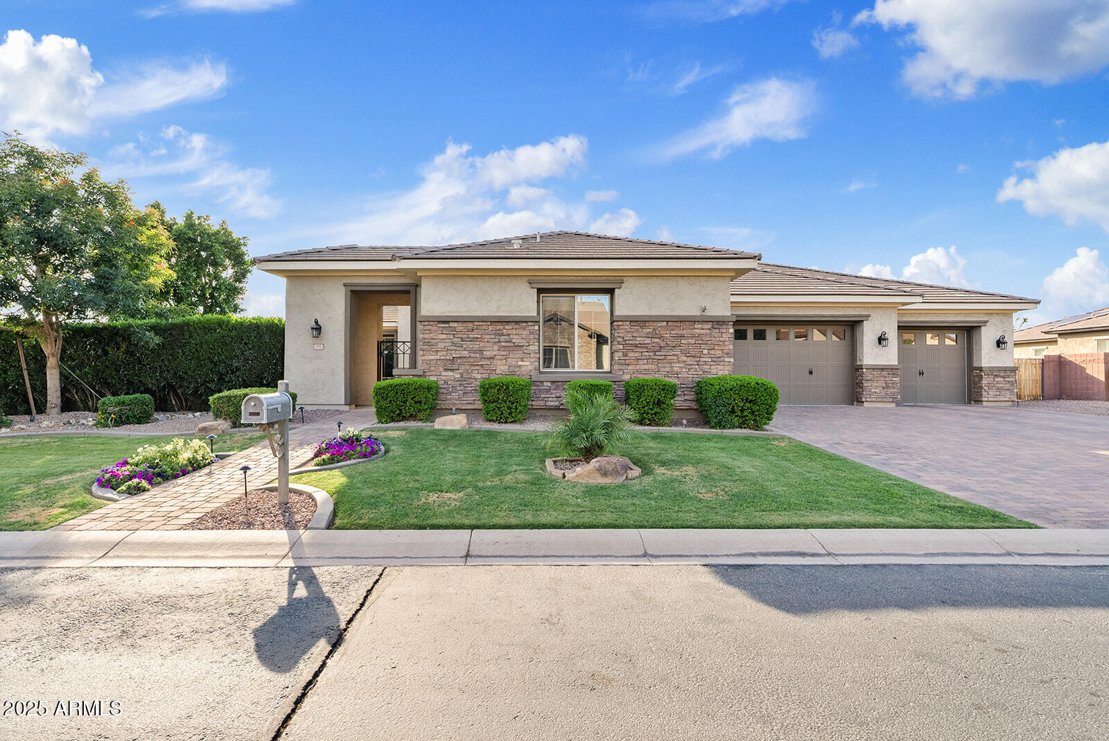 21912 E DESERT HILLS Drive
