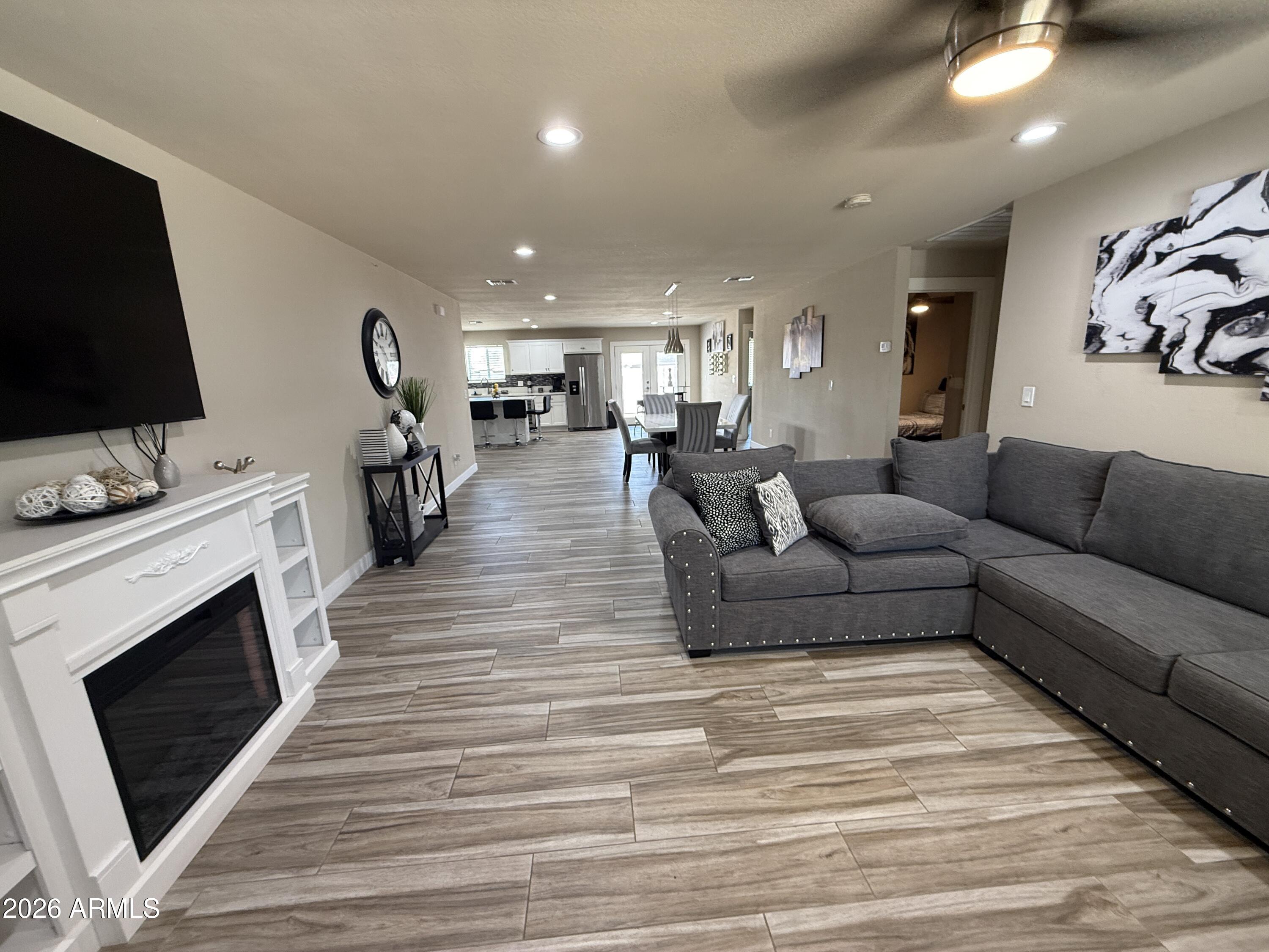 1114 E DESERT Drive