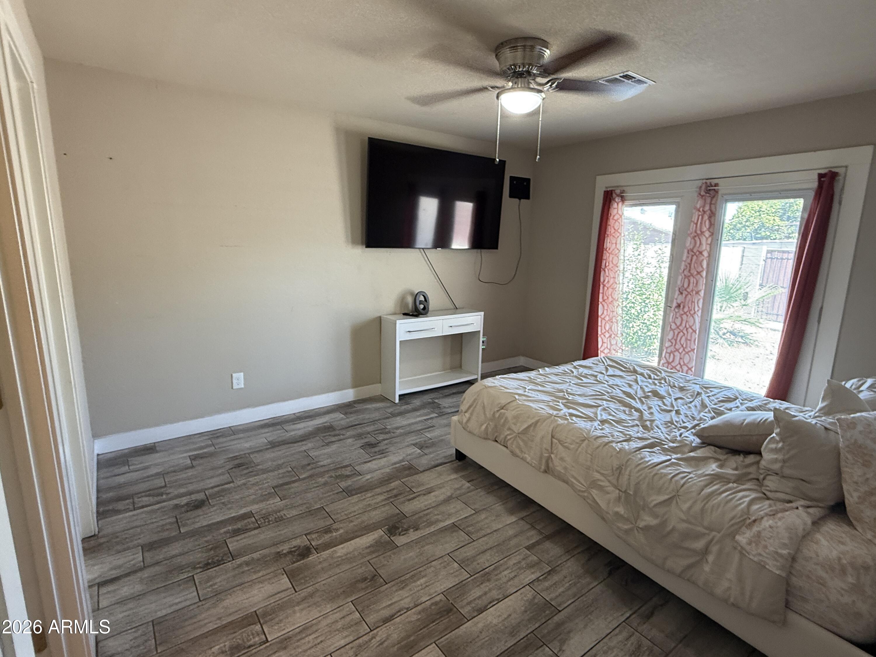 1114 E DESERT Drive