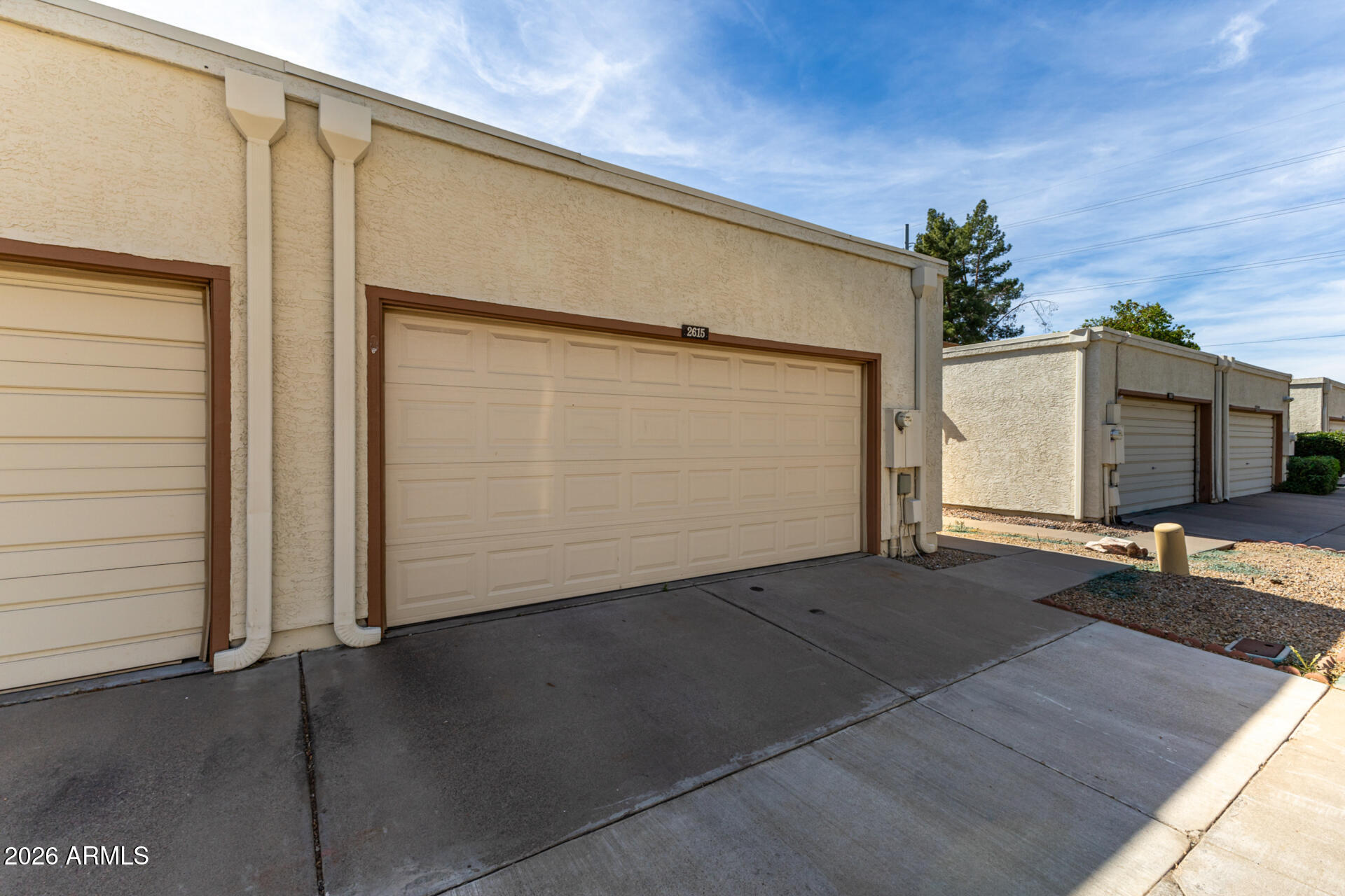 2615 W WILLOW Avenue