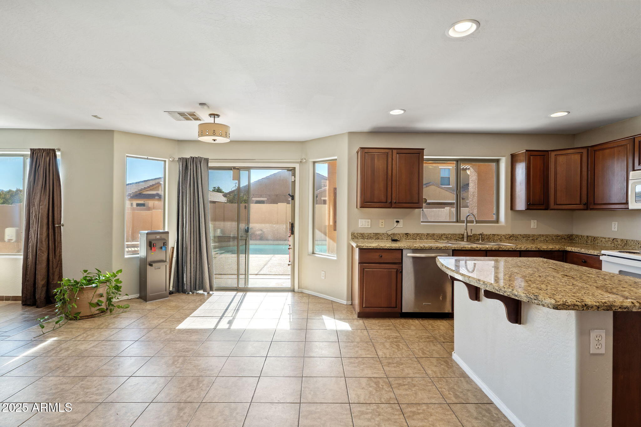 2527 W TAMARISK Avenue