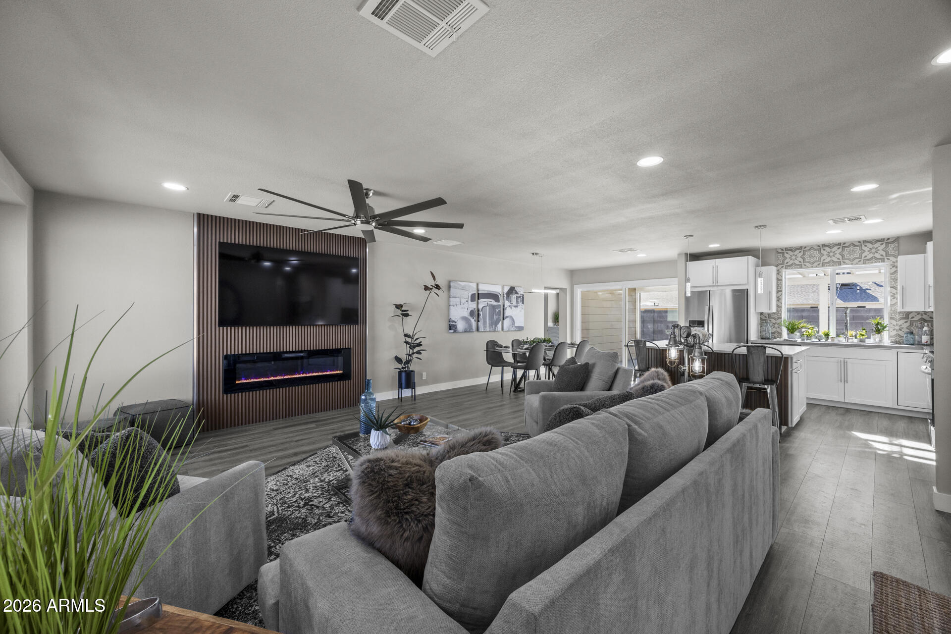 8519 E NORTHLAND Drive