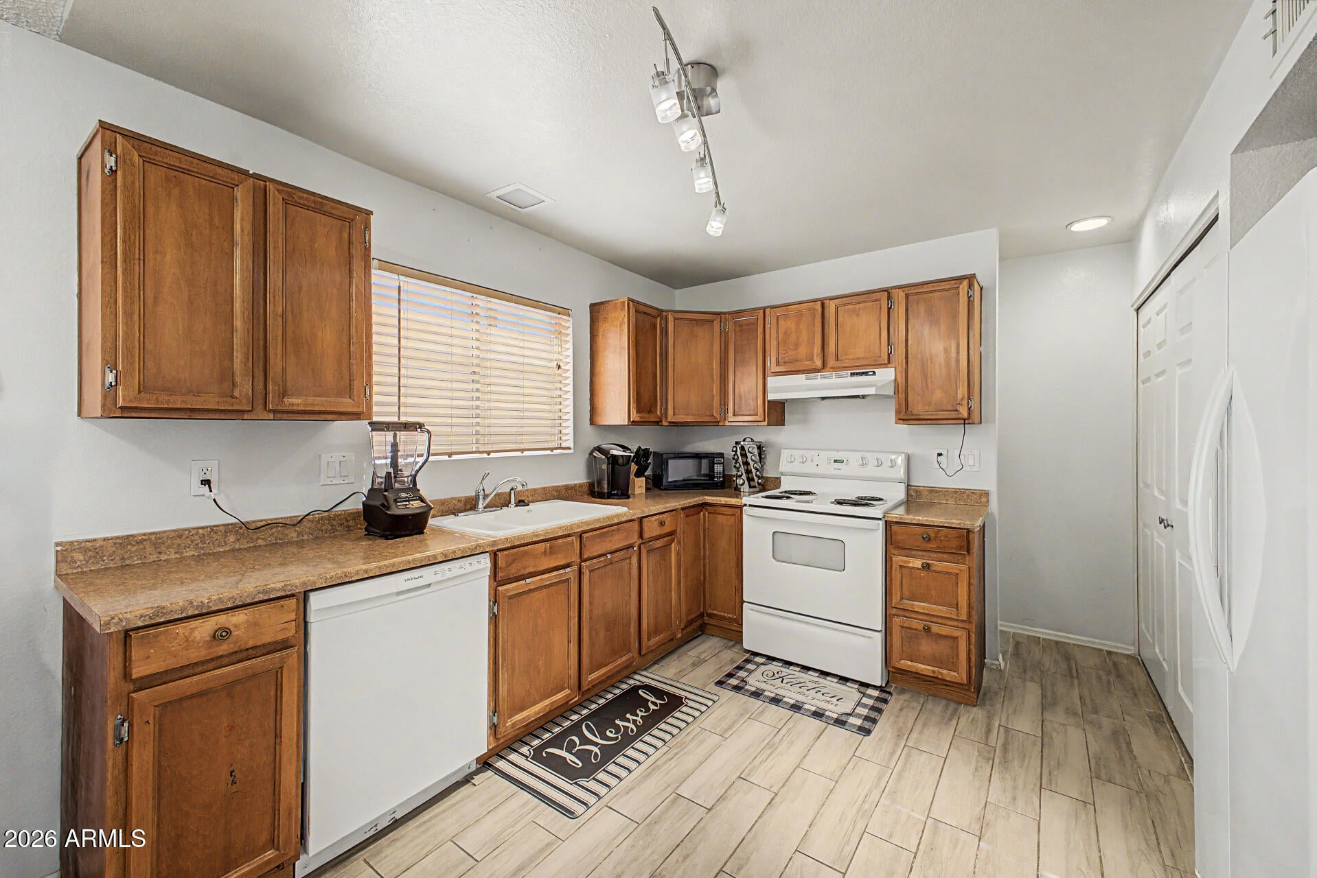 619 E JENSEN Street 32
