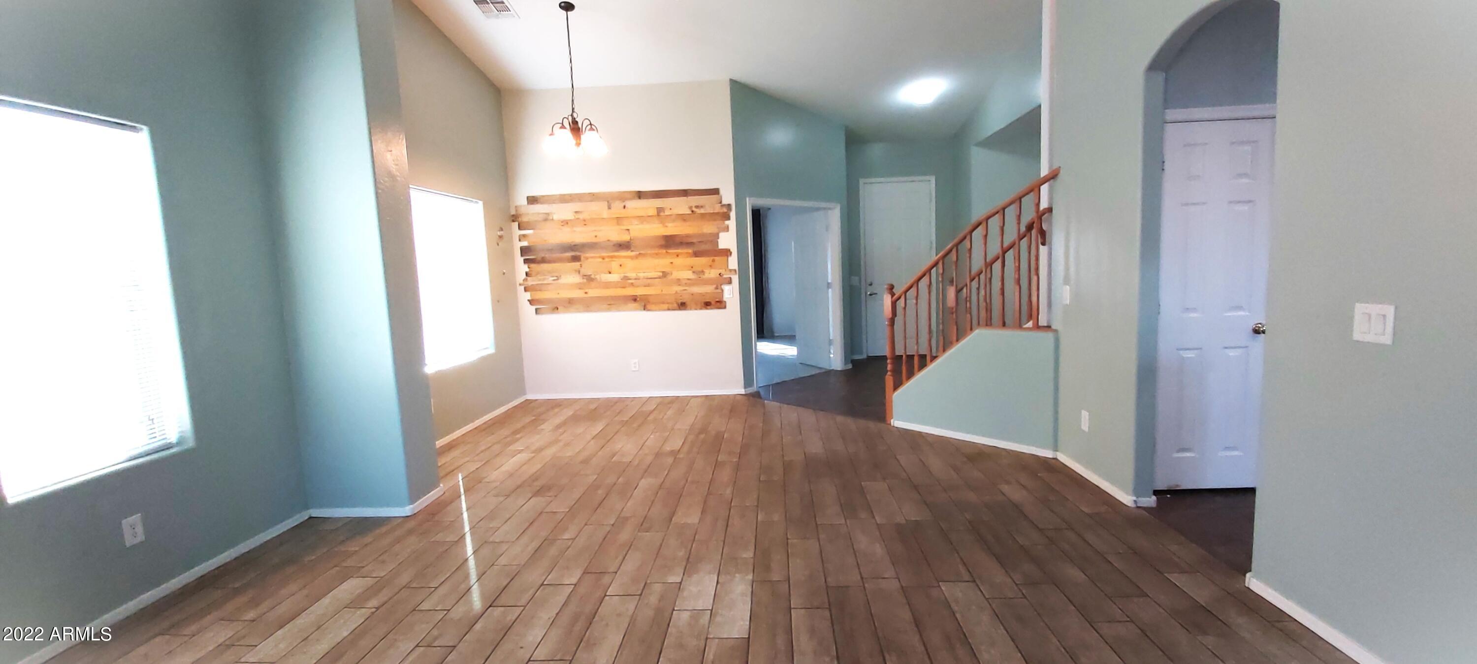 518 W BLACK HAWK Place