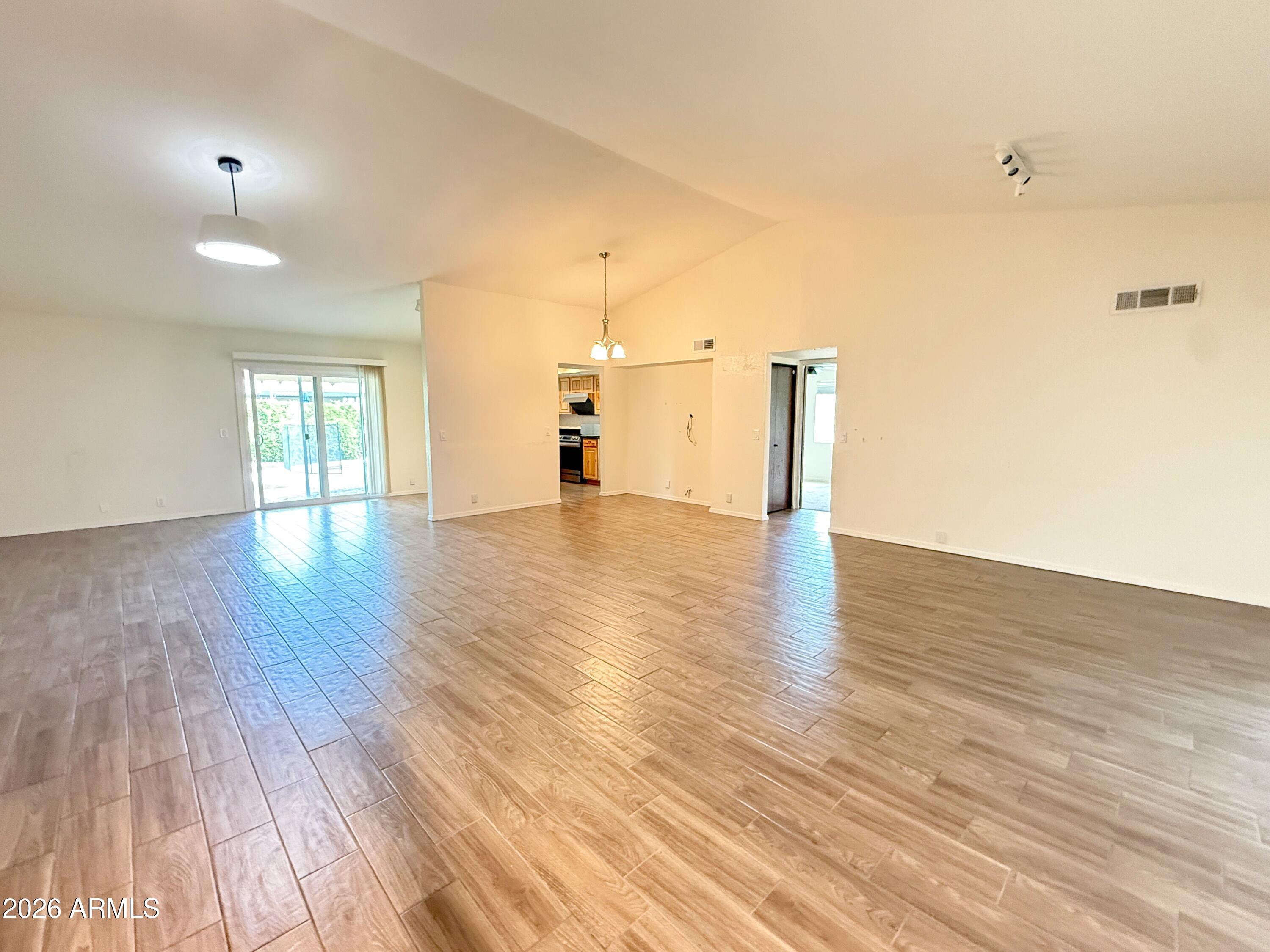 916 W Strahan Drive
