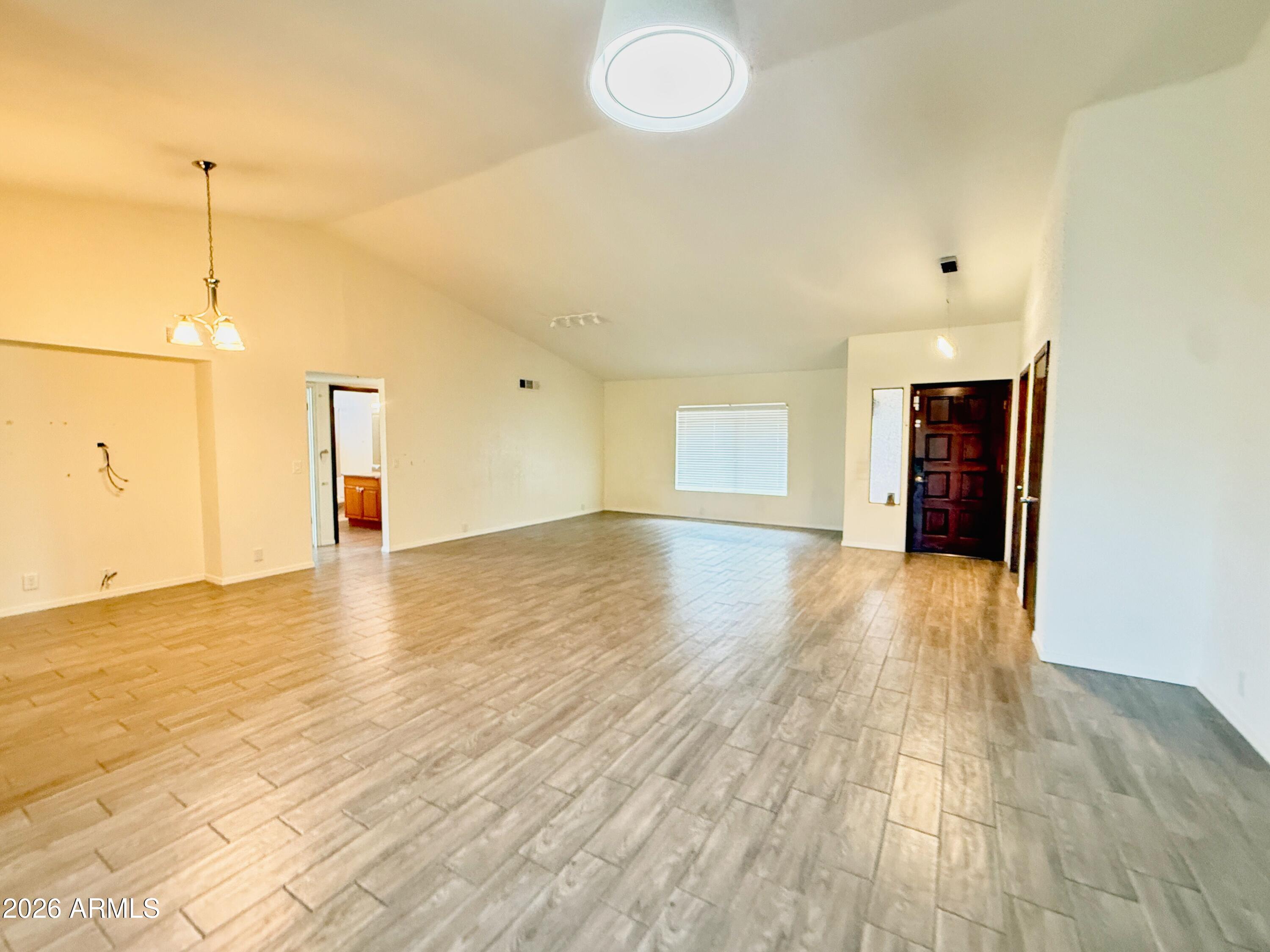 916 W Strahan Drive