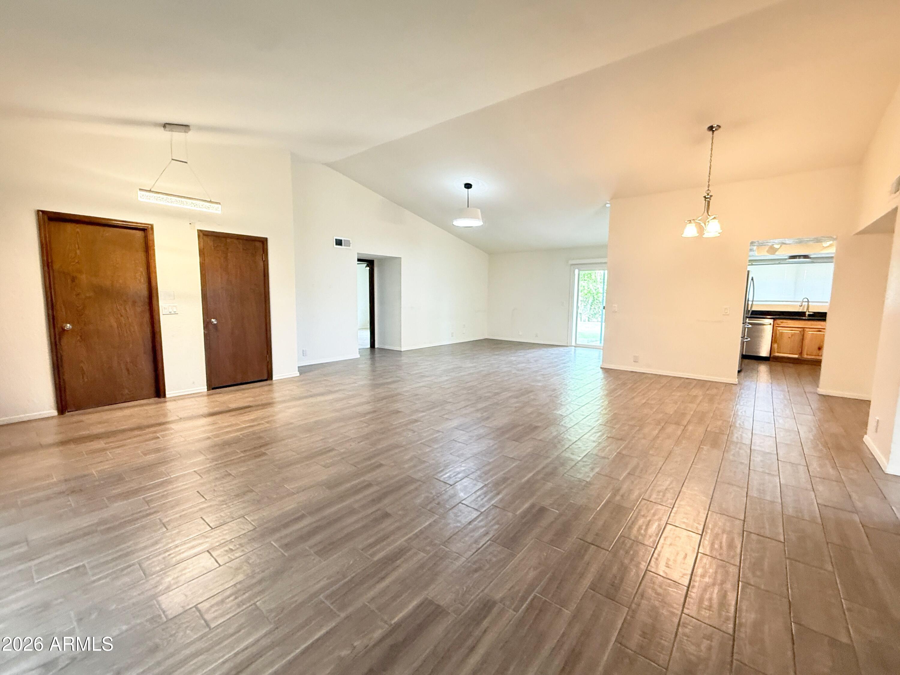 916 W Strahan Drive