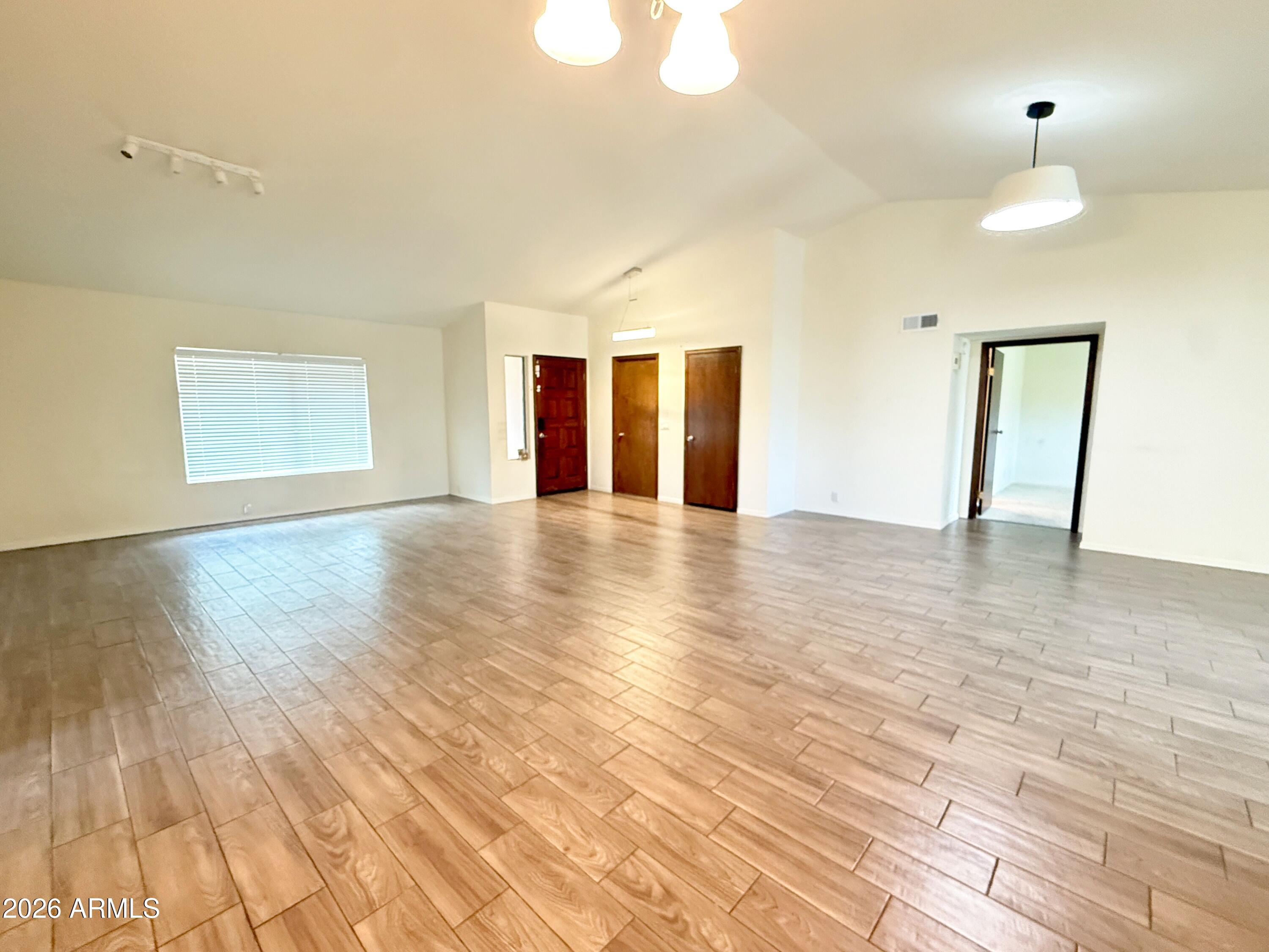 916 W Strahan Drive