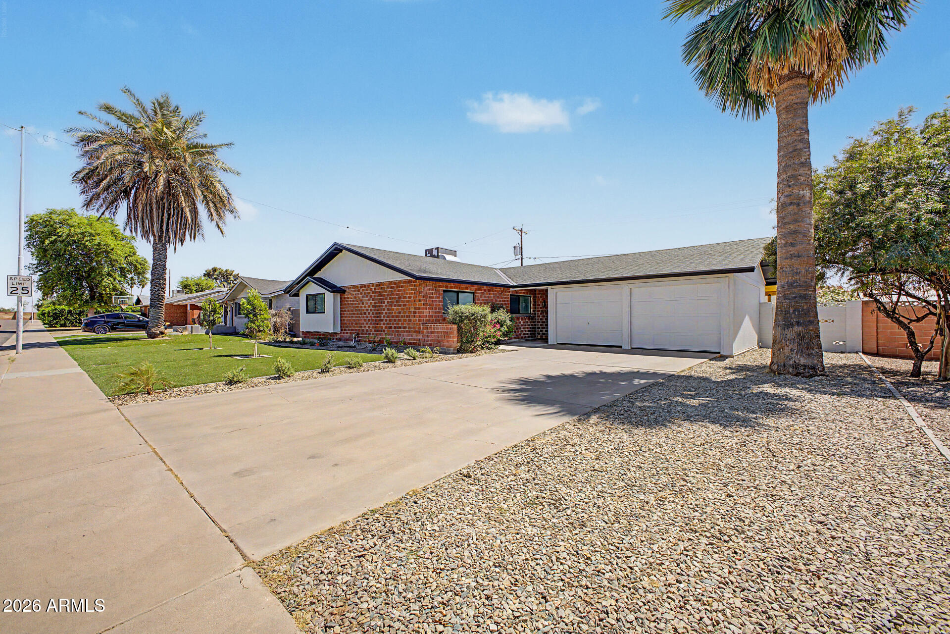 8719 E HUBBELL Street