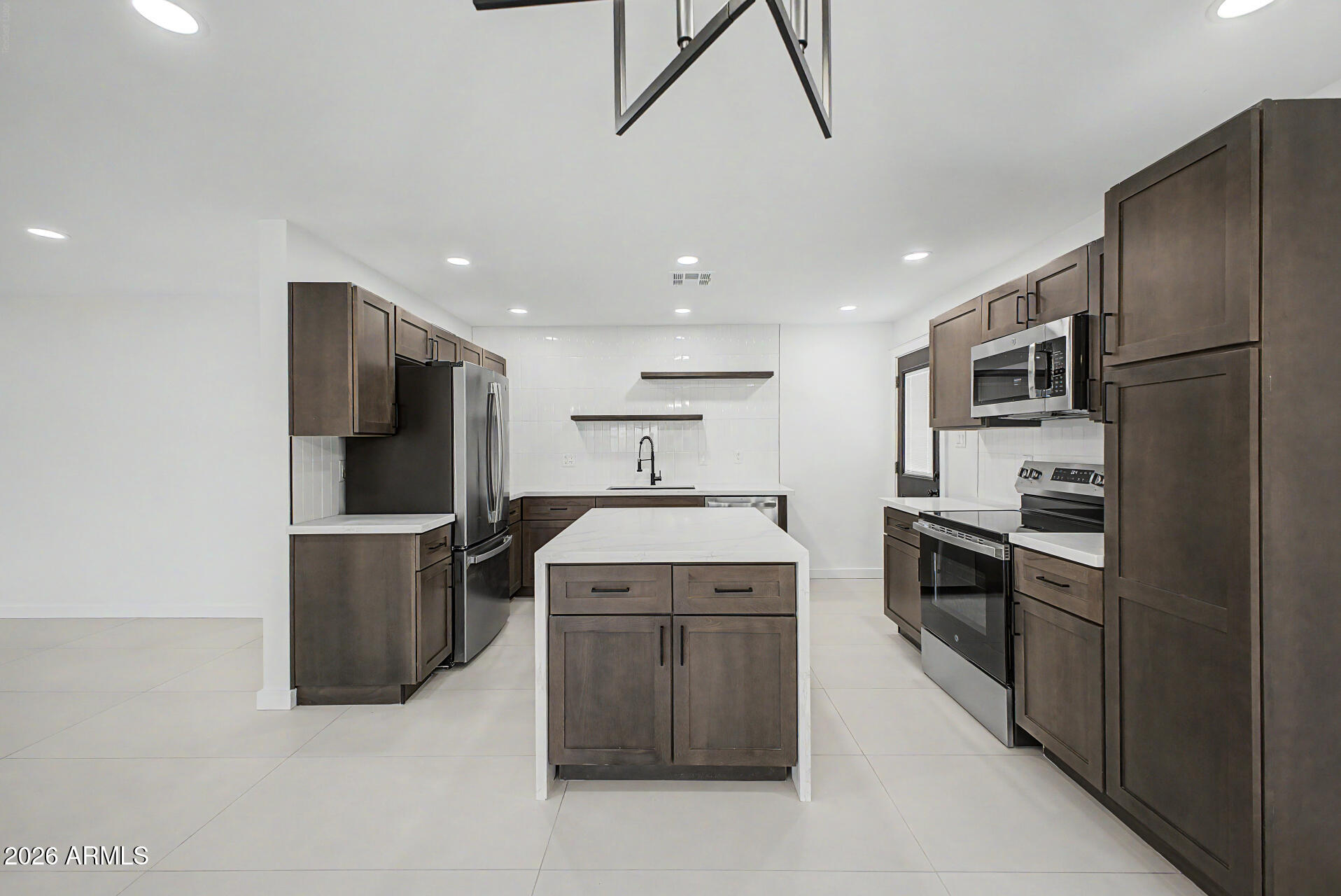 8719 E HUBBELL Street