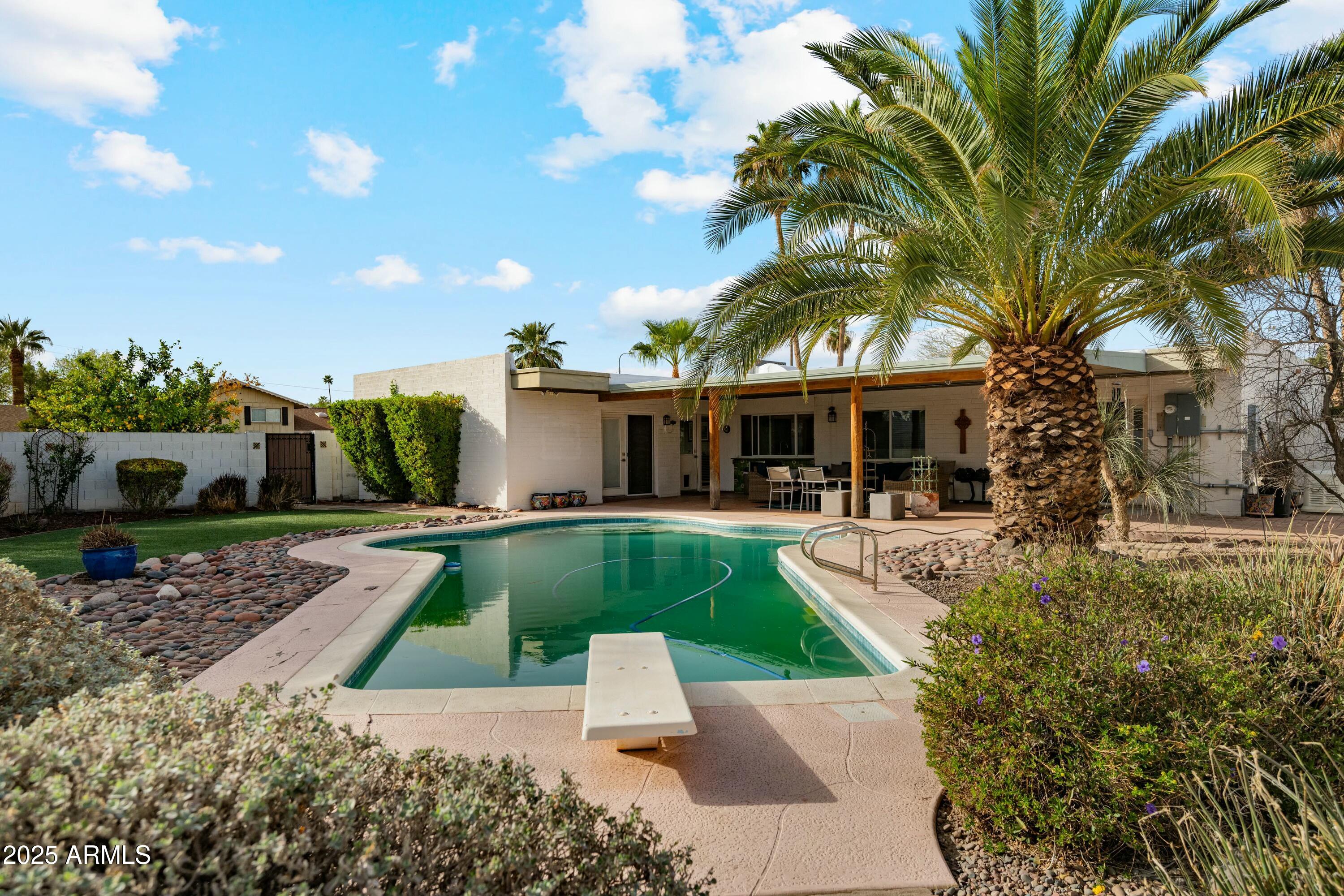 1407 E LAGUNA Drive