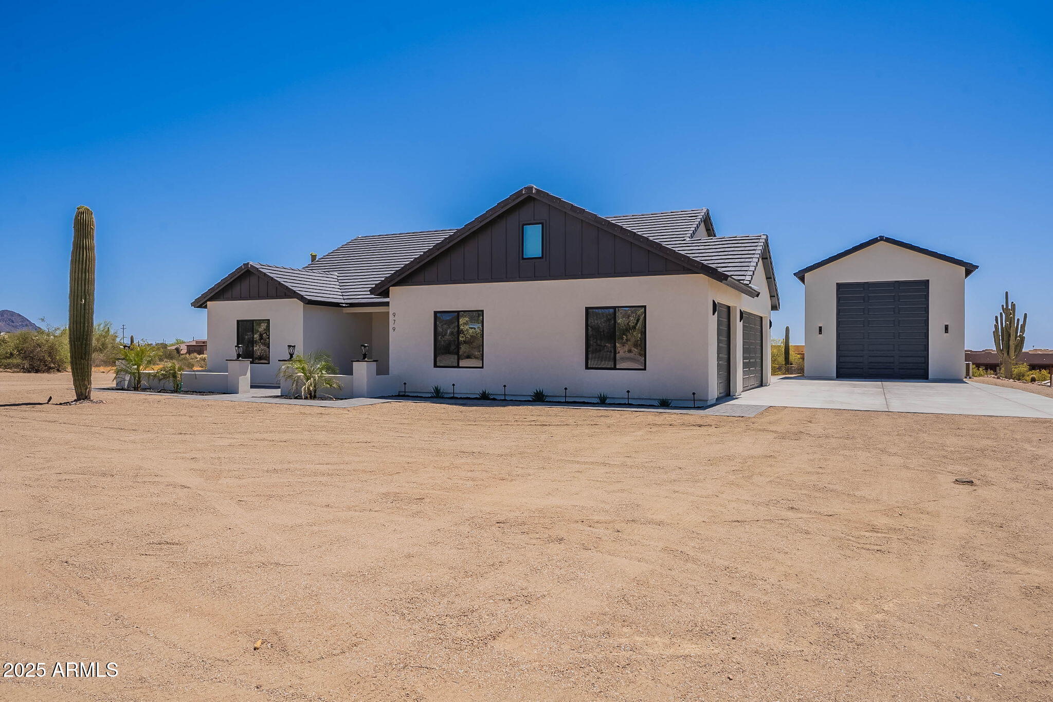 979 E SADDLE BUTTE Street