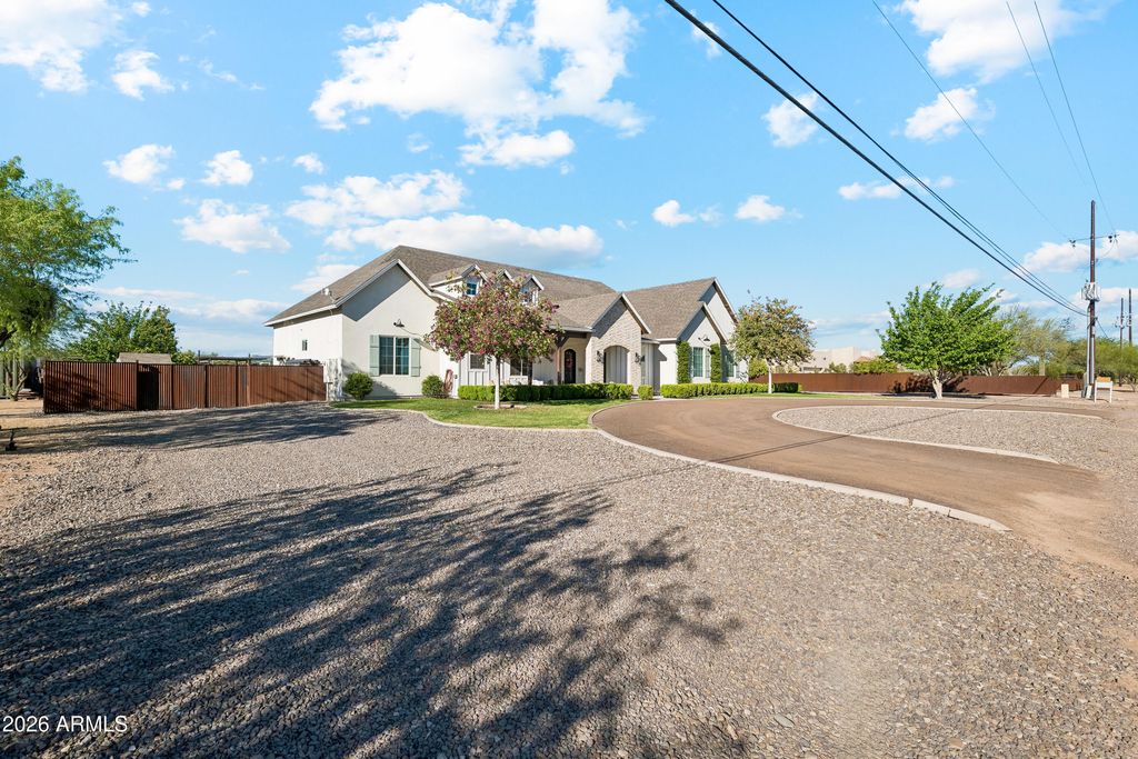 Photo of 716 W Maddock Road, Phoenix, AZ 85086 (MLS # 7002235)