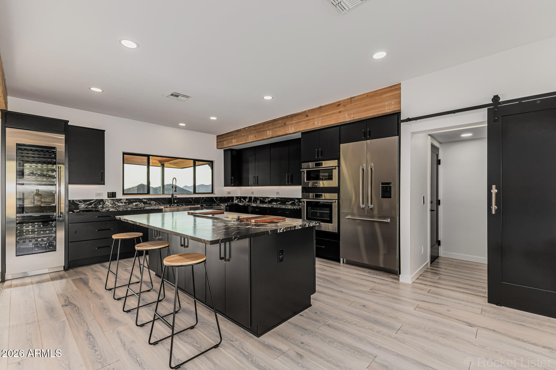 6111 E VICTORIA Drive