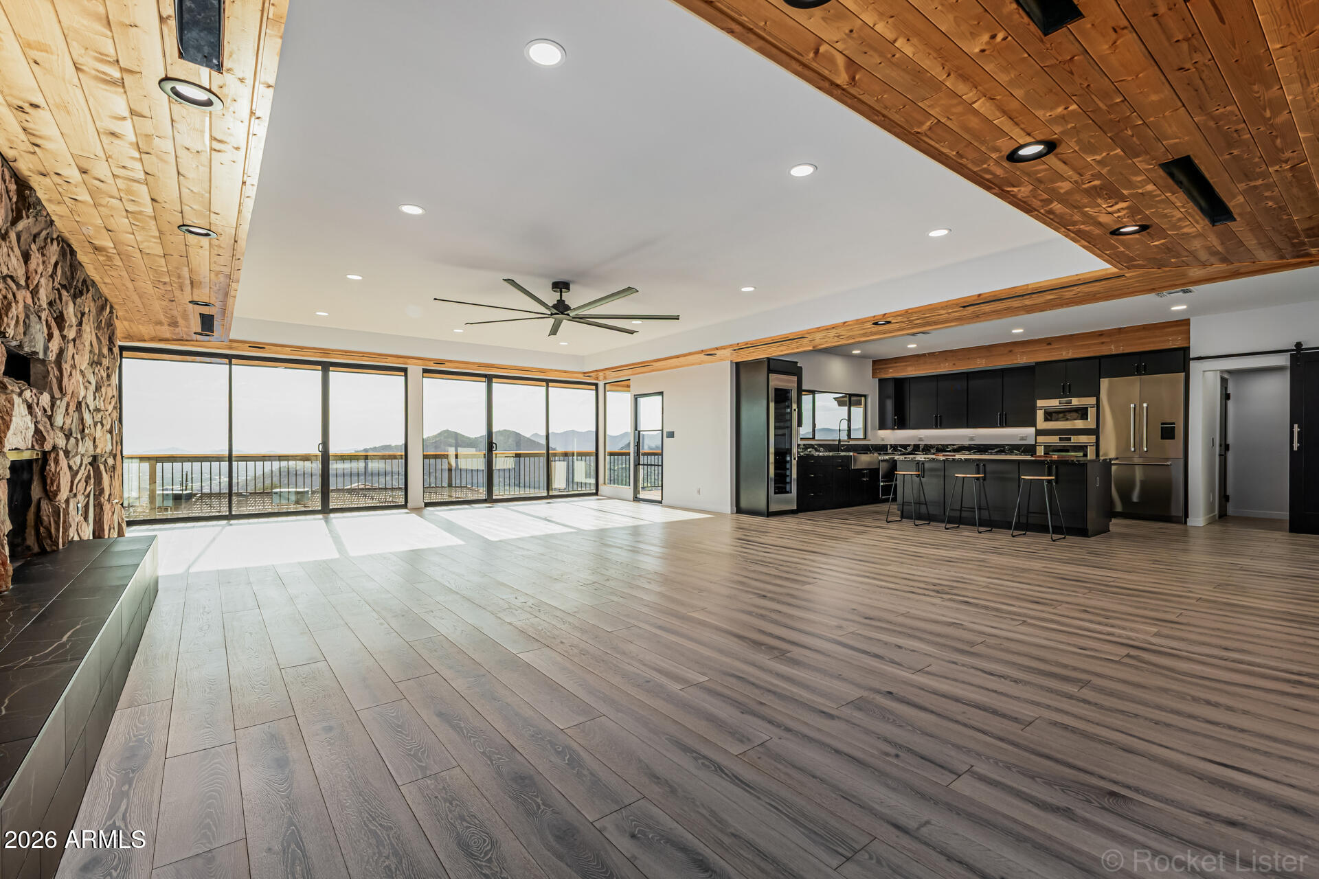 6111 E VICTORIA Drive